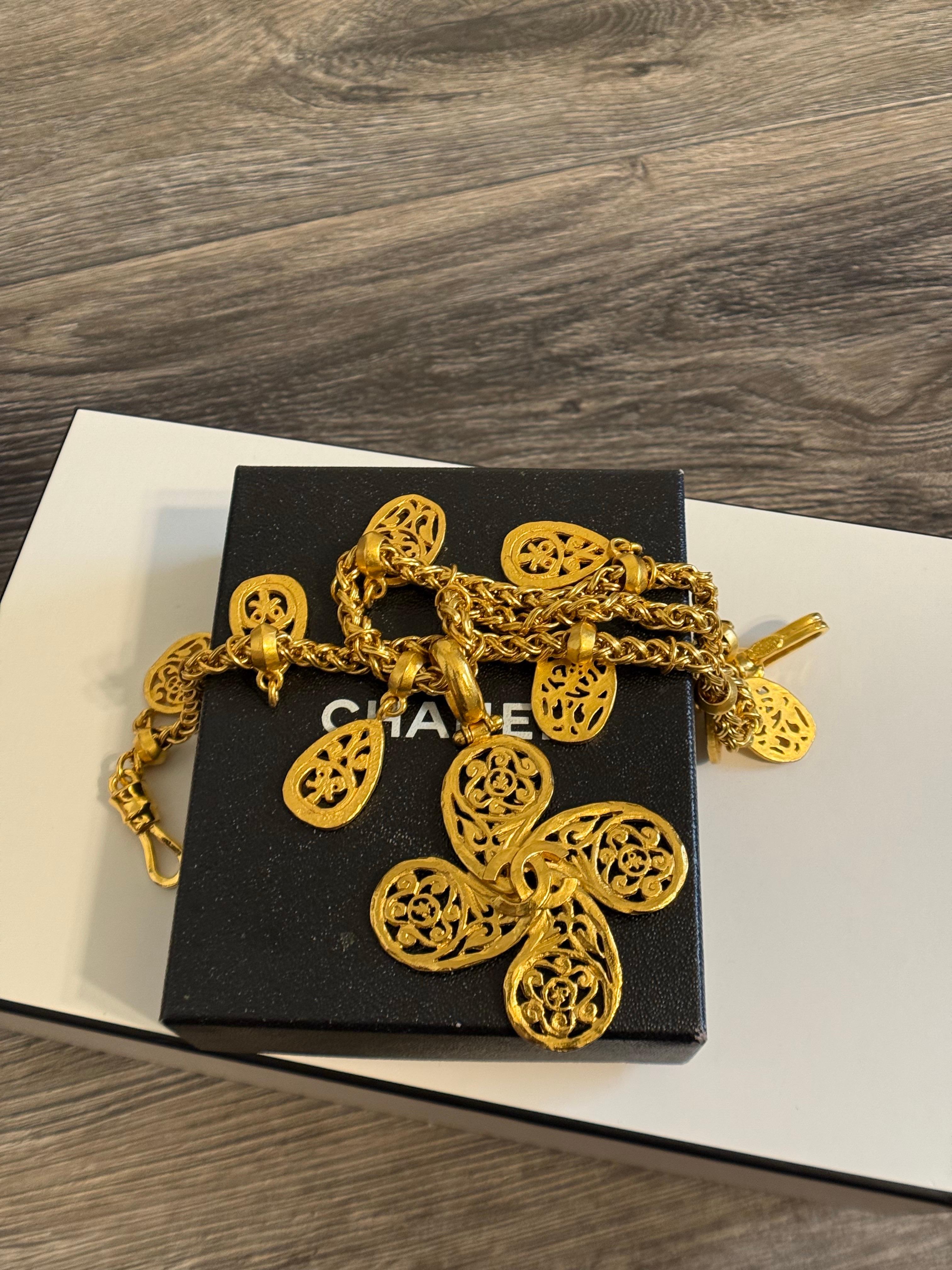 Collar Colgante Vintage CHANEL Gold CC Clover Charm Accent en venta 4
