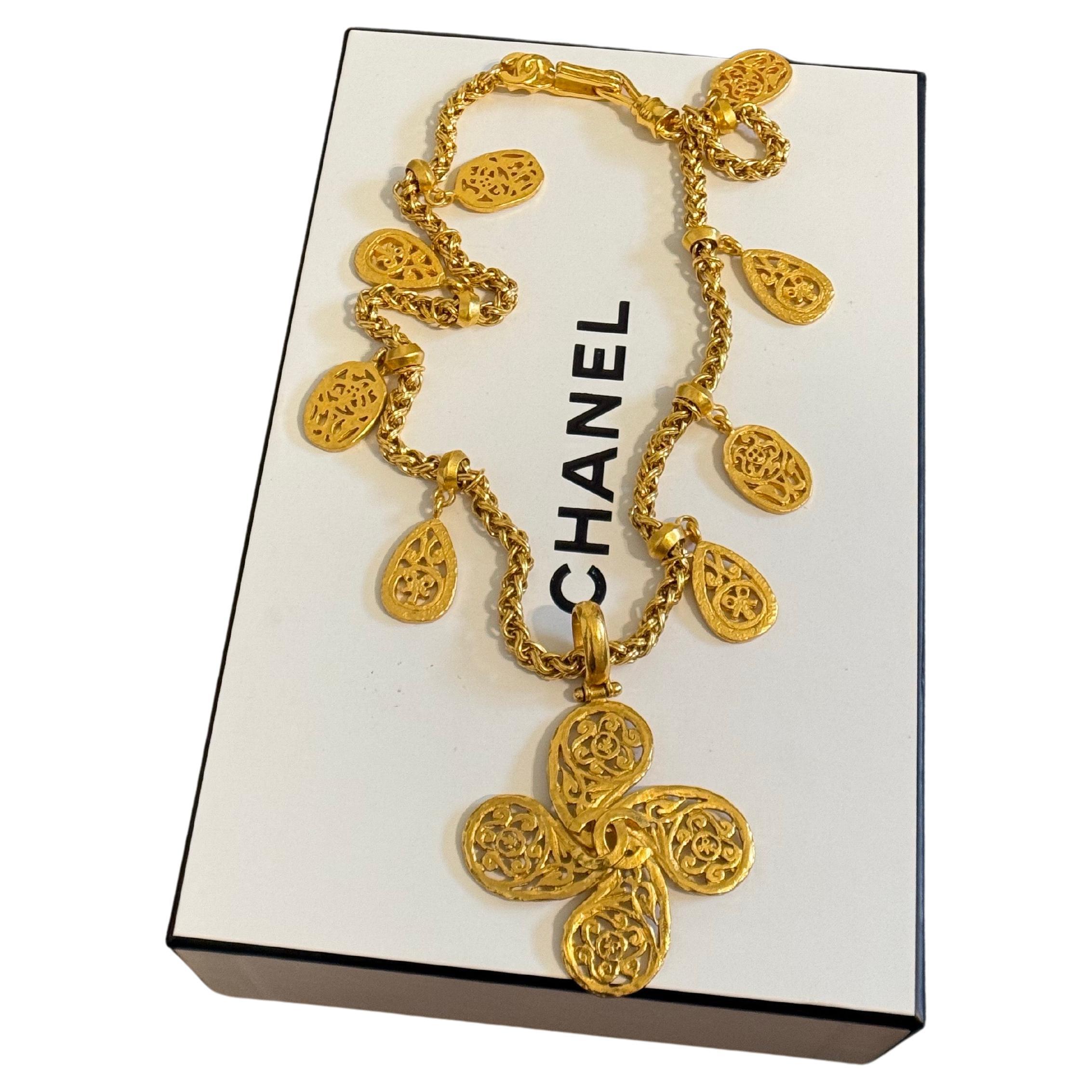 Collar Colgante Vintage CHANEL Gold CC Clover Charm Accent en venta