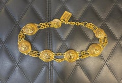 Collana Chanel vintage con monete d'oro CC
