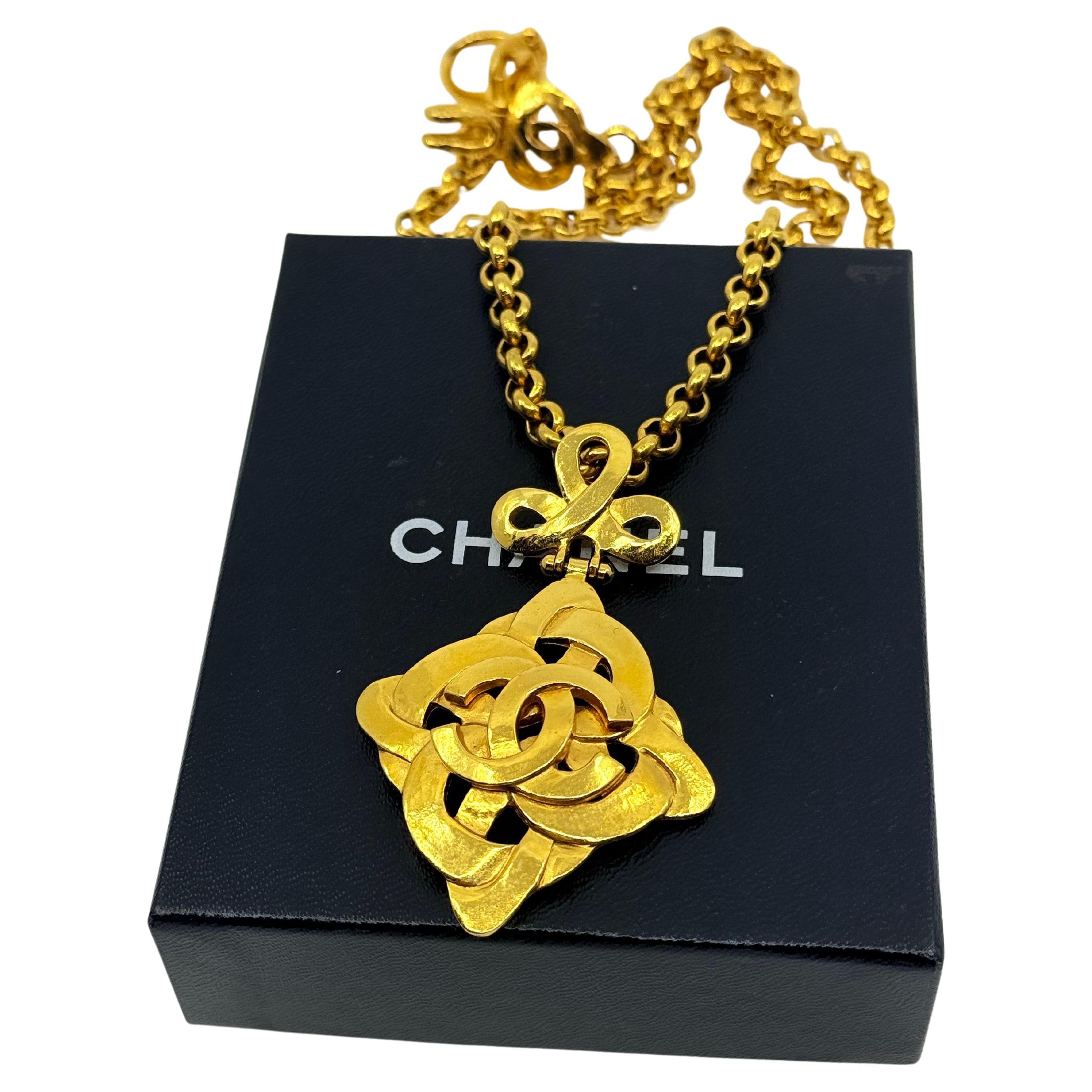 Vintage CHANEL Gold CC Floral Pendant Chain Necklace