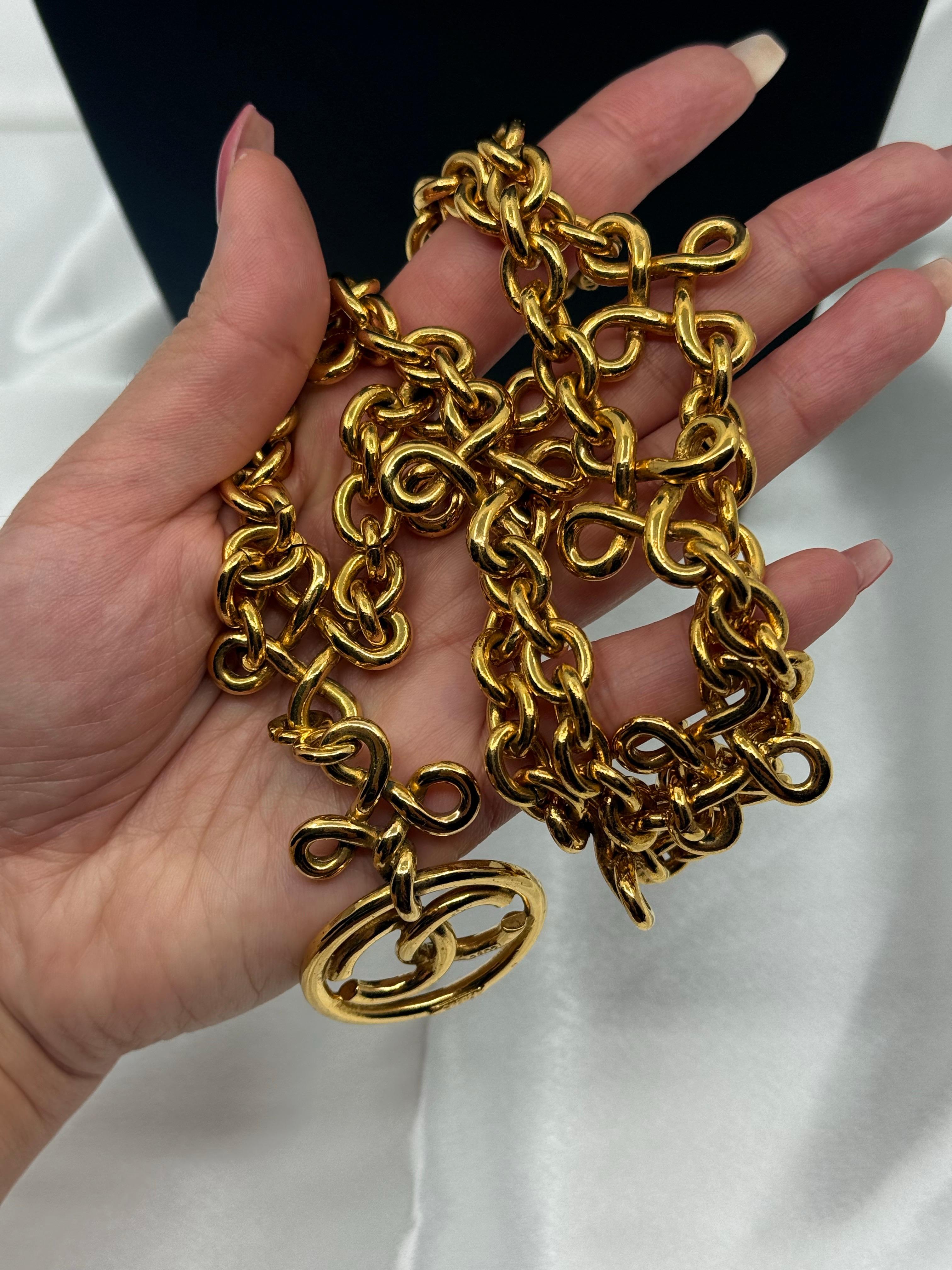 Vintage CHANEL Gold CC Unendlichkeit Anhänger Halskette im Angebot 6