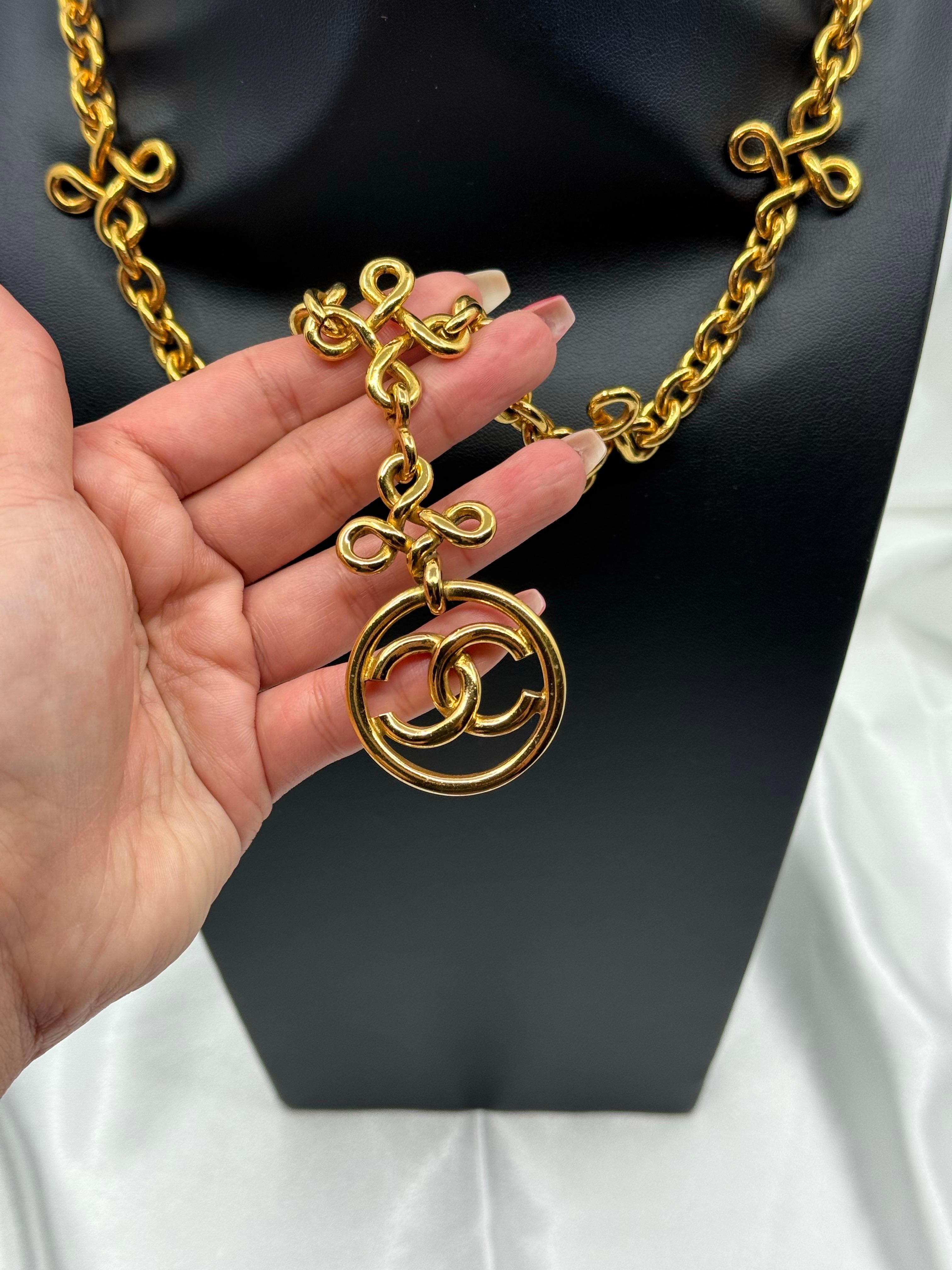 Vintage CHANEL Gold CC Unendlichkeit Anhänger Halskette im Angebot 7