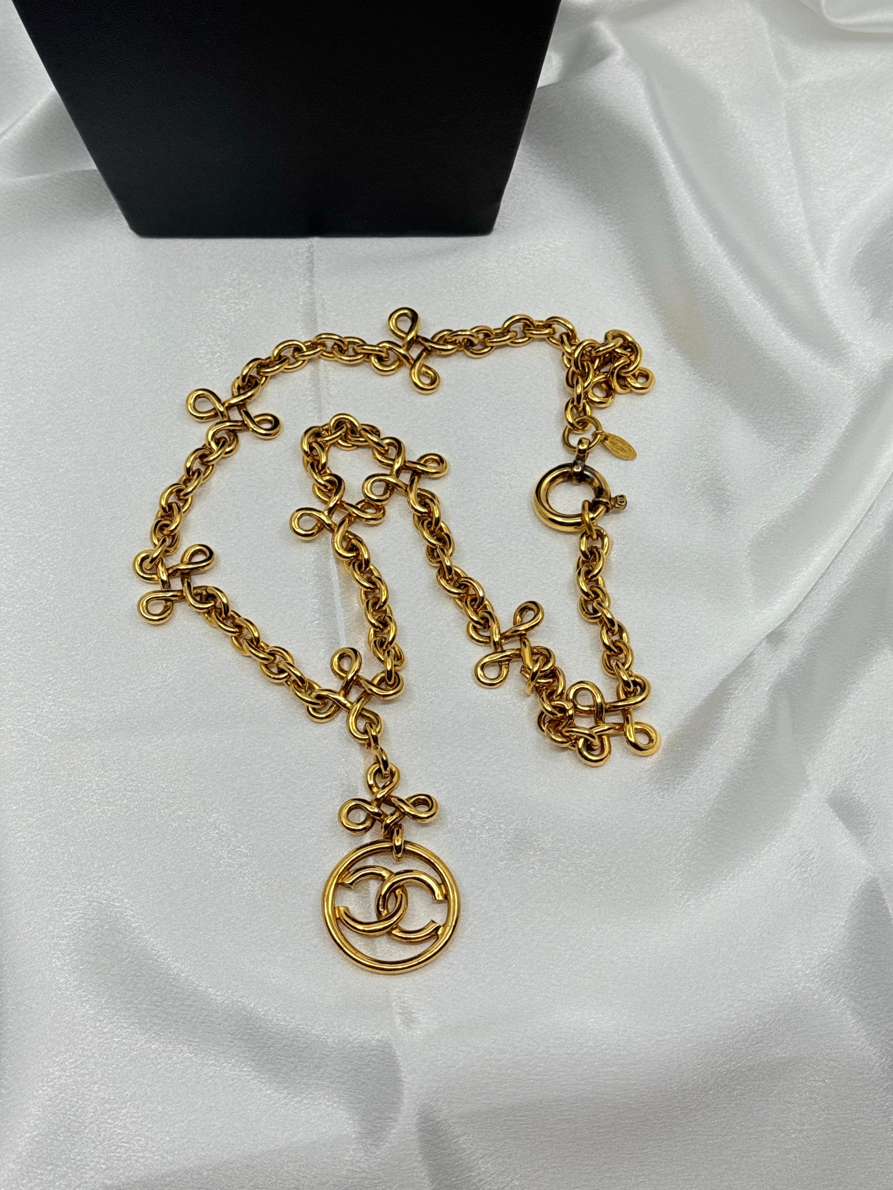 Vintage CHANEL Gold CC Unendlichkeit Anhänger Halskette im Angebot 8