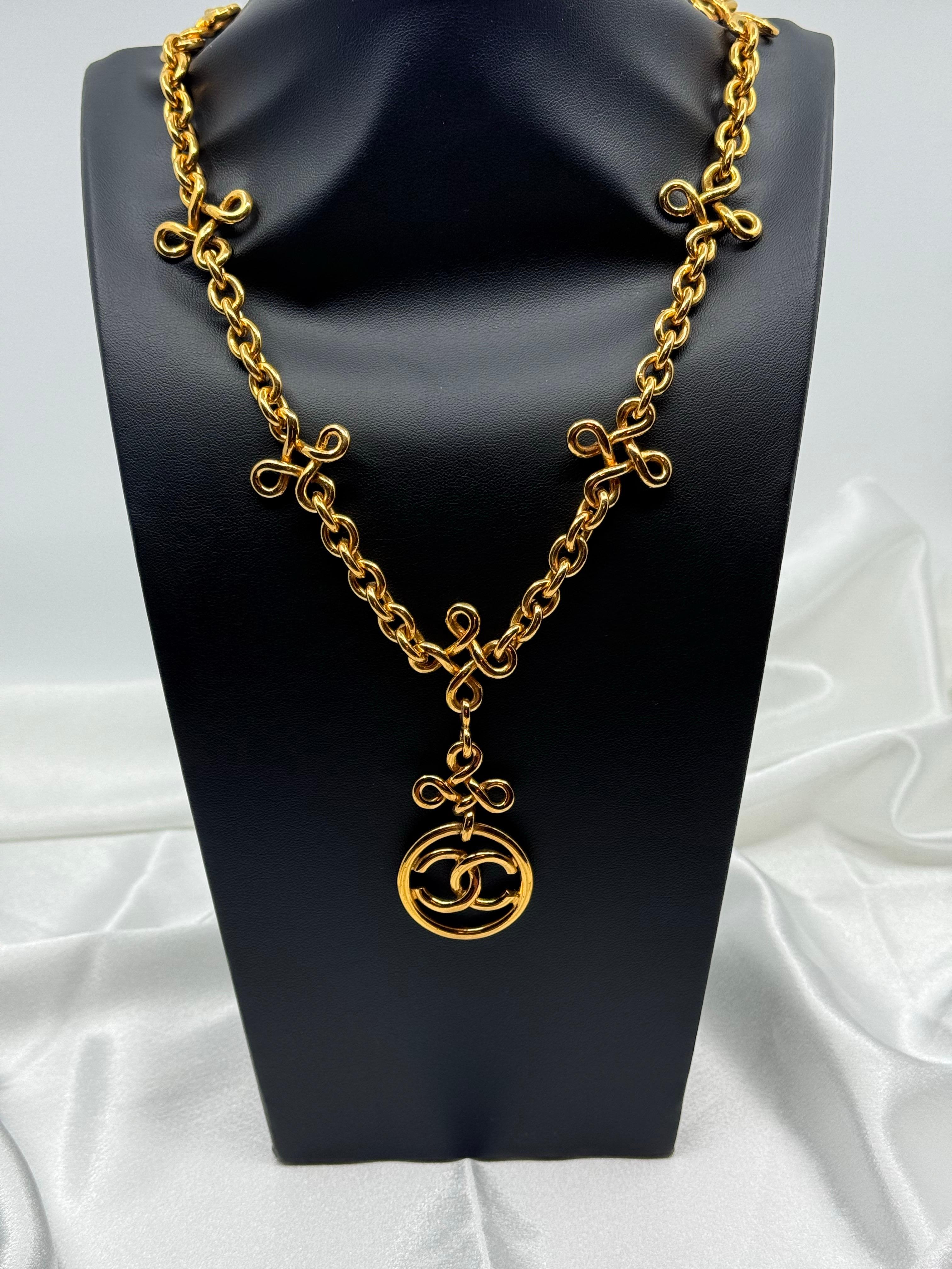 Vintage CHANEL Gold CC Unendlichkeit Anhänger Halskette im Angebot 9