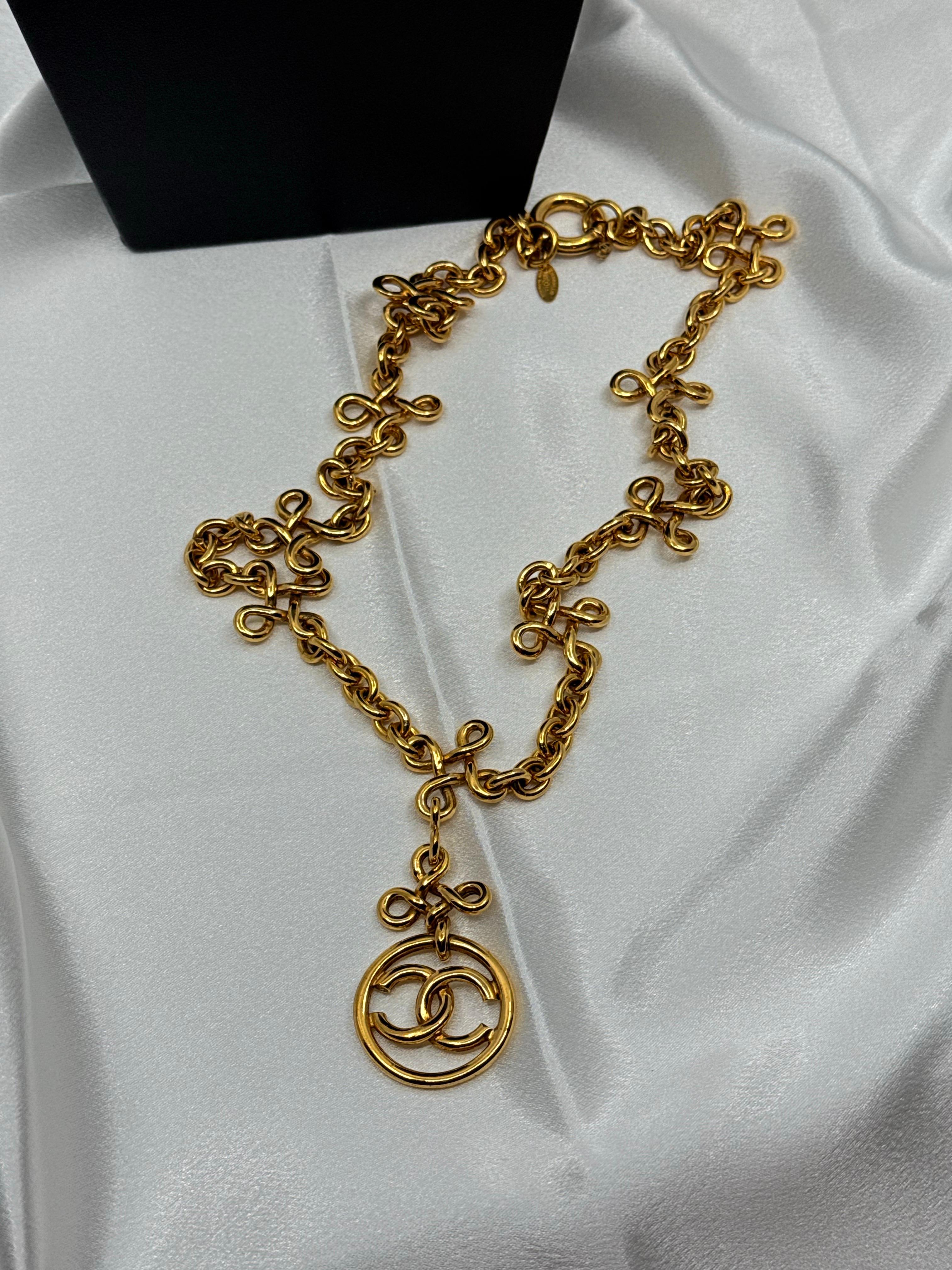 Vintage CHANEL Gold CC Unendlichkeit Anhänger Halskette im Zustand „Gut“ im Angebot in Bellevue, WA