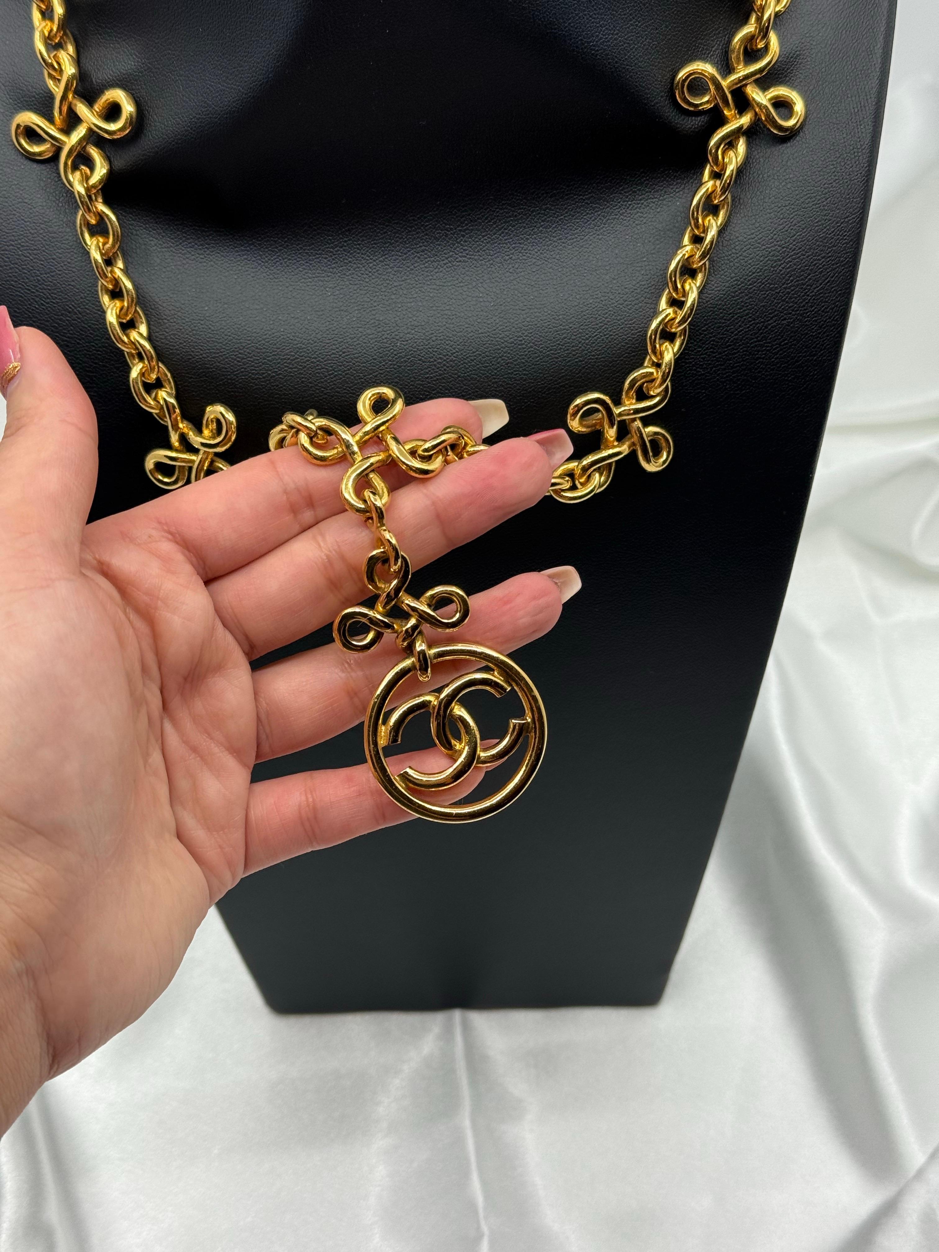 Vintage CHANEL Gold CC Unendlichkeit Anhänger Halskette im Angebot 1