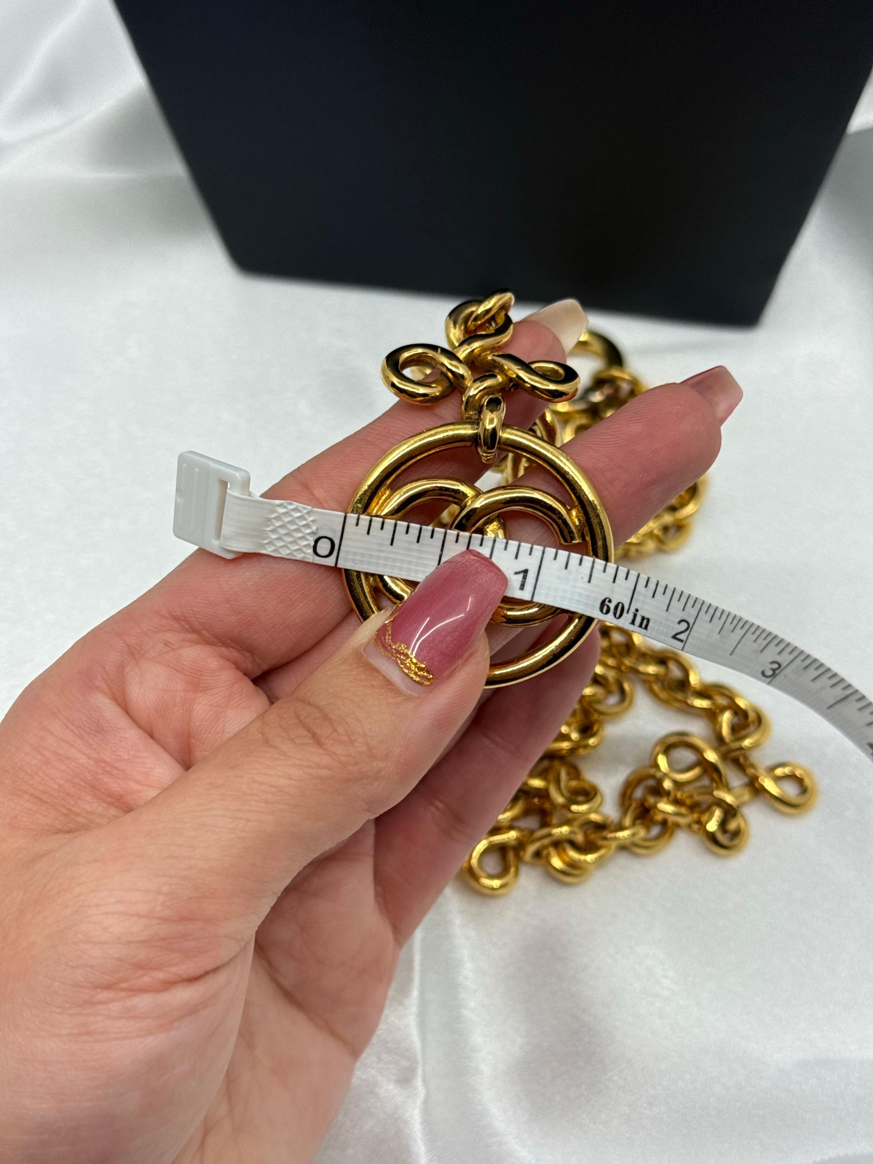 Vintage CHANEL Gold CC Unendlichkeit Anhänger Halskette im Angebot 5