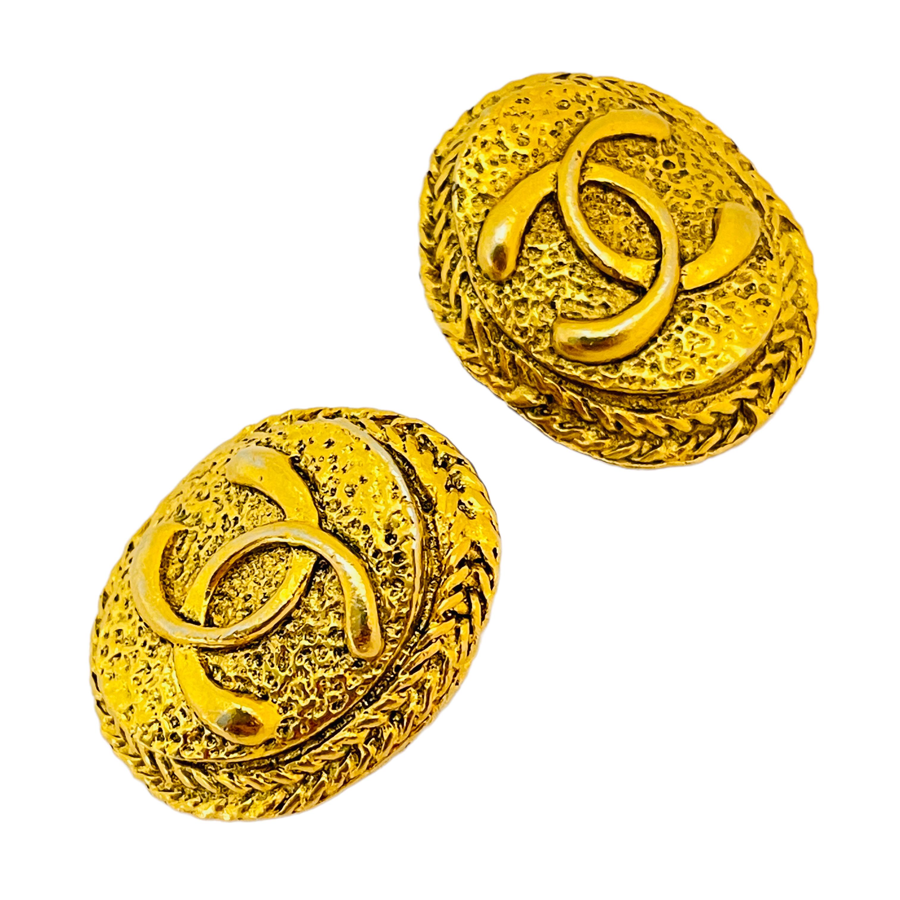 Vintage CHANEL Gold CC Logo Designer-Laufsteg-Ohrclips im Zustand „Gut“ im Angebot in Palos Hills, IL