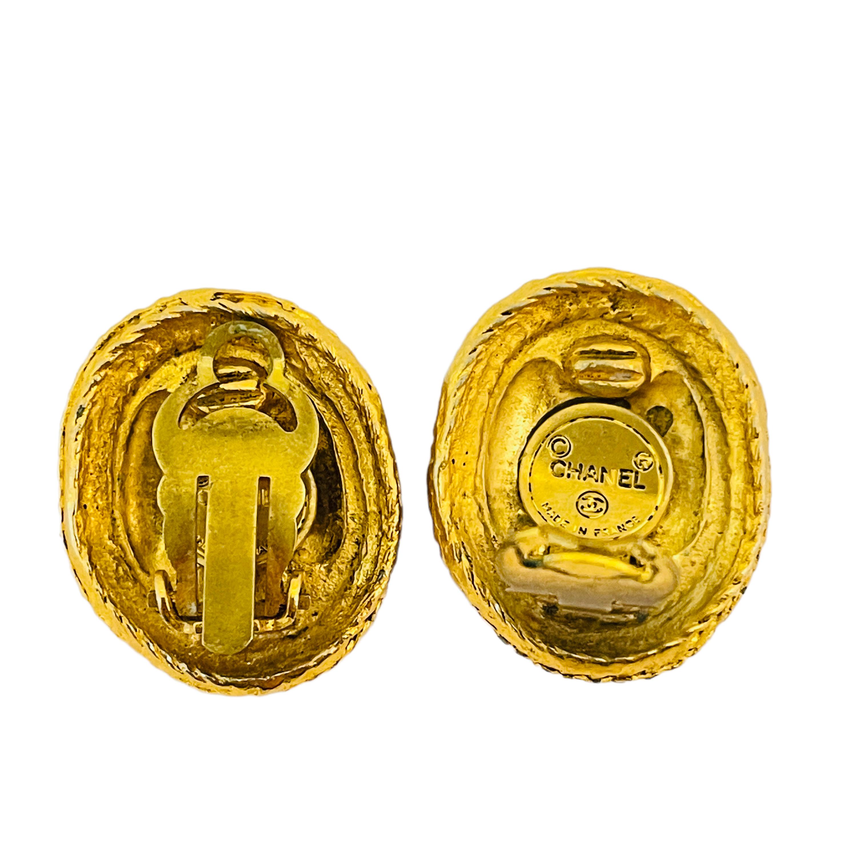 Vintage CHANEL Gold CC Logo Designer-Laufsteg-Ohrclips für Damen oder Herren im Angebot