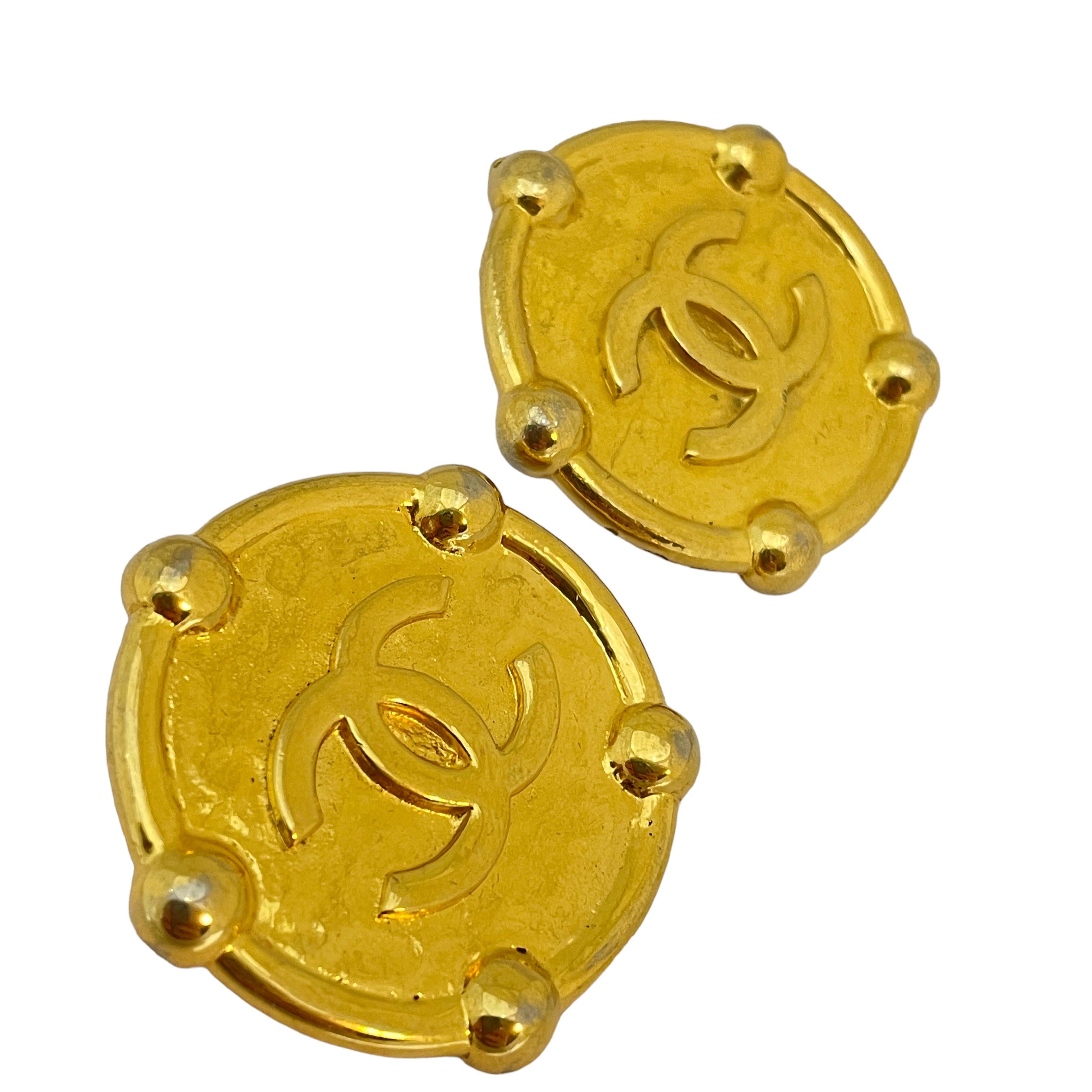 Vintage CHANEL gold CC logo medallion designer runway clip on earrings In Good Condition For Sale In Palos Hills, IL