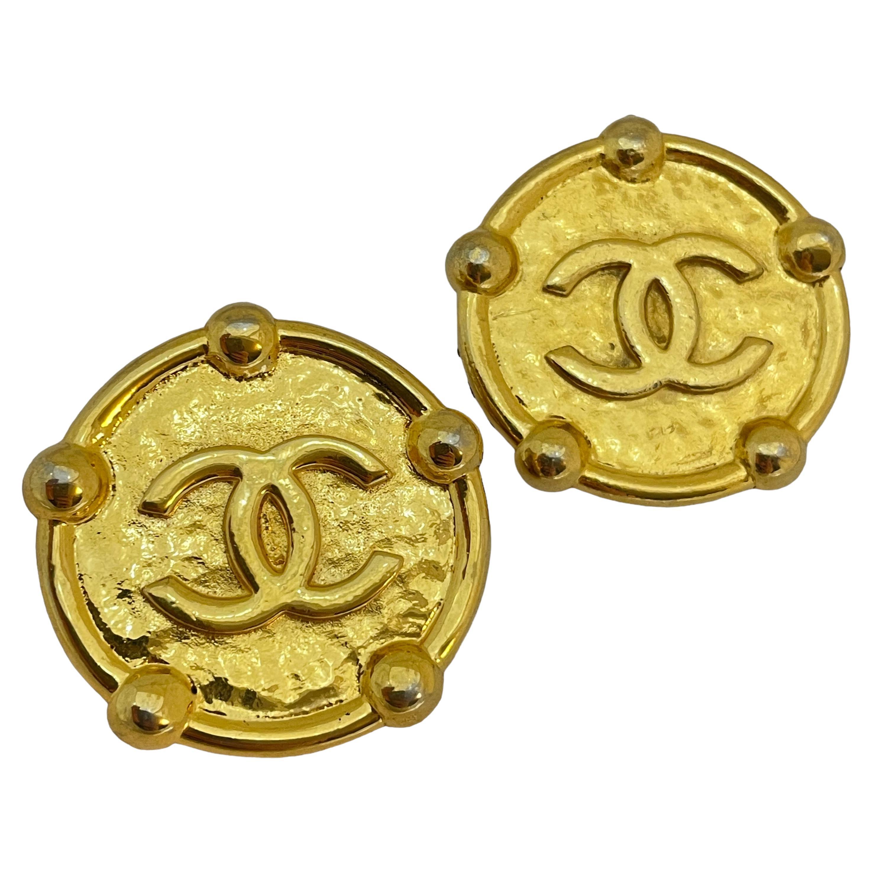 Vintage CHANEL gold CC logo medallion designer runway clip on earrings For Sale