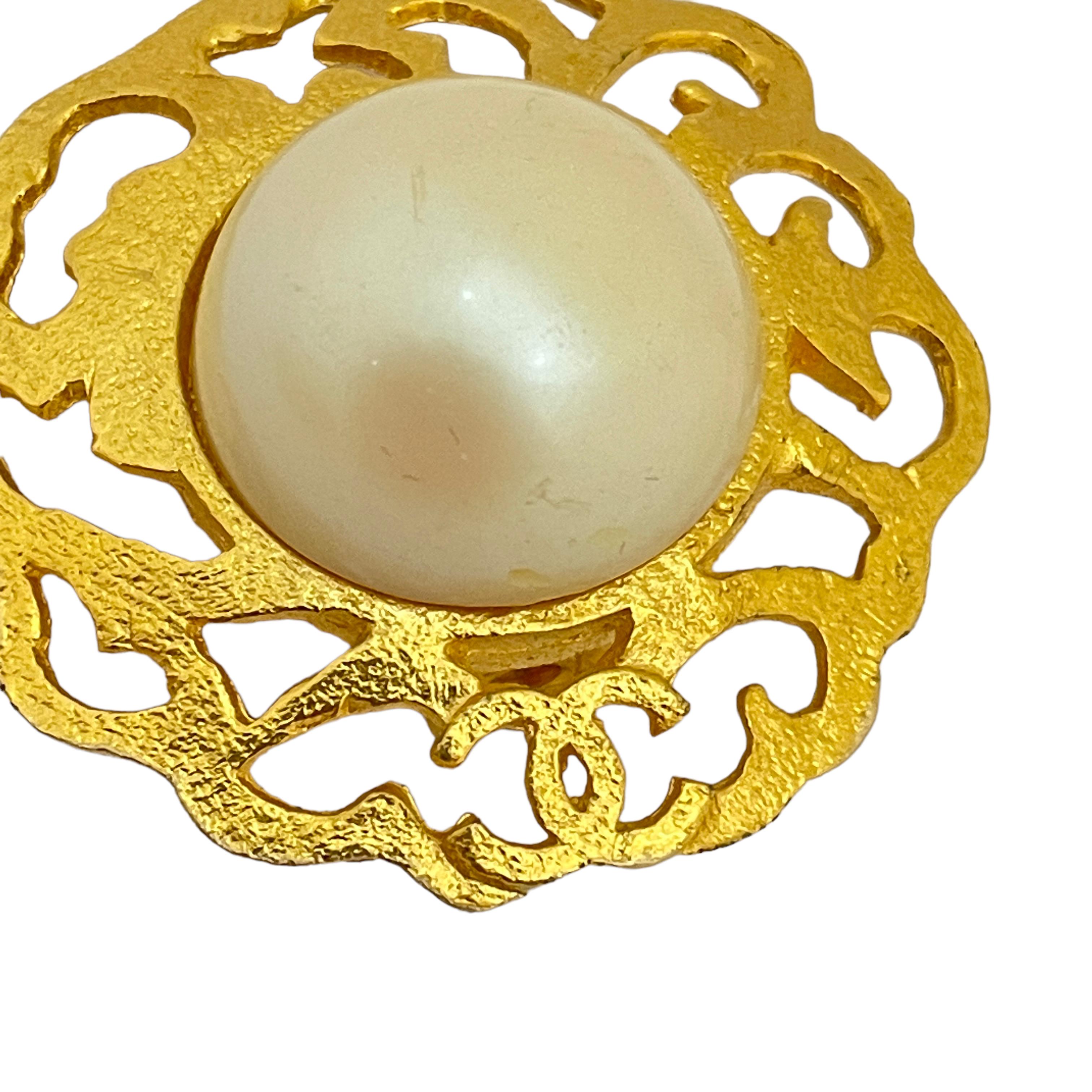 Vintage CHANEL gold CC logo pearl designer runway clip on earrings In Good Condition For Sale In Palos Hills, IL