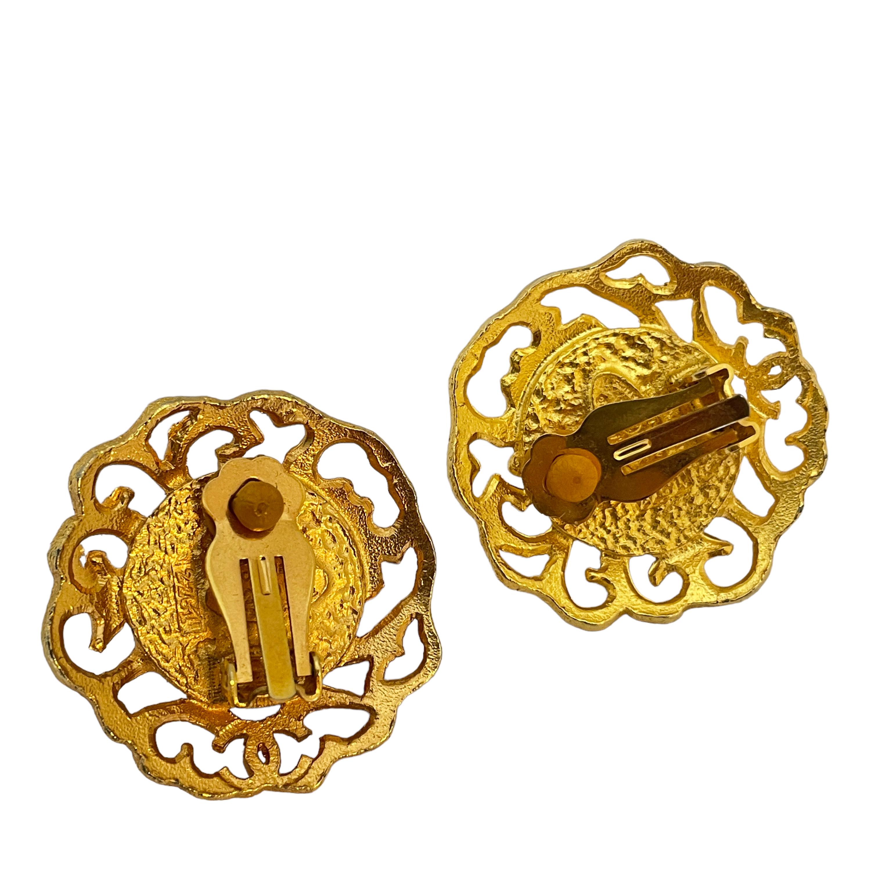 Women's or Men's Vintage CHANEL gold CC logo pearl designer runway clip on earrings For Sale