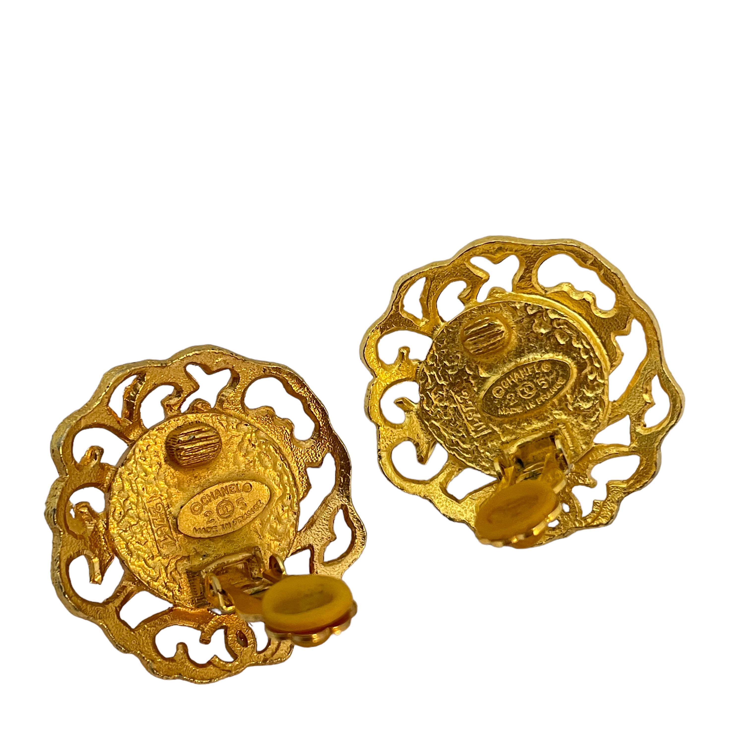 Vintage CHANEL gold CC logo pearl designer runway clip on earrings For Sale 1