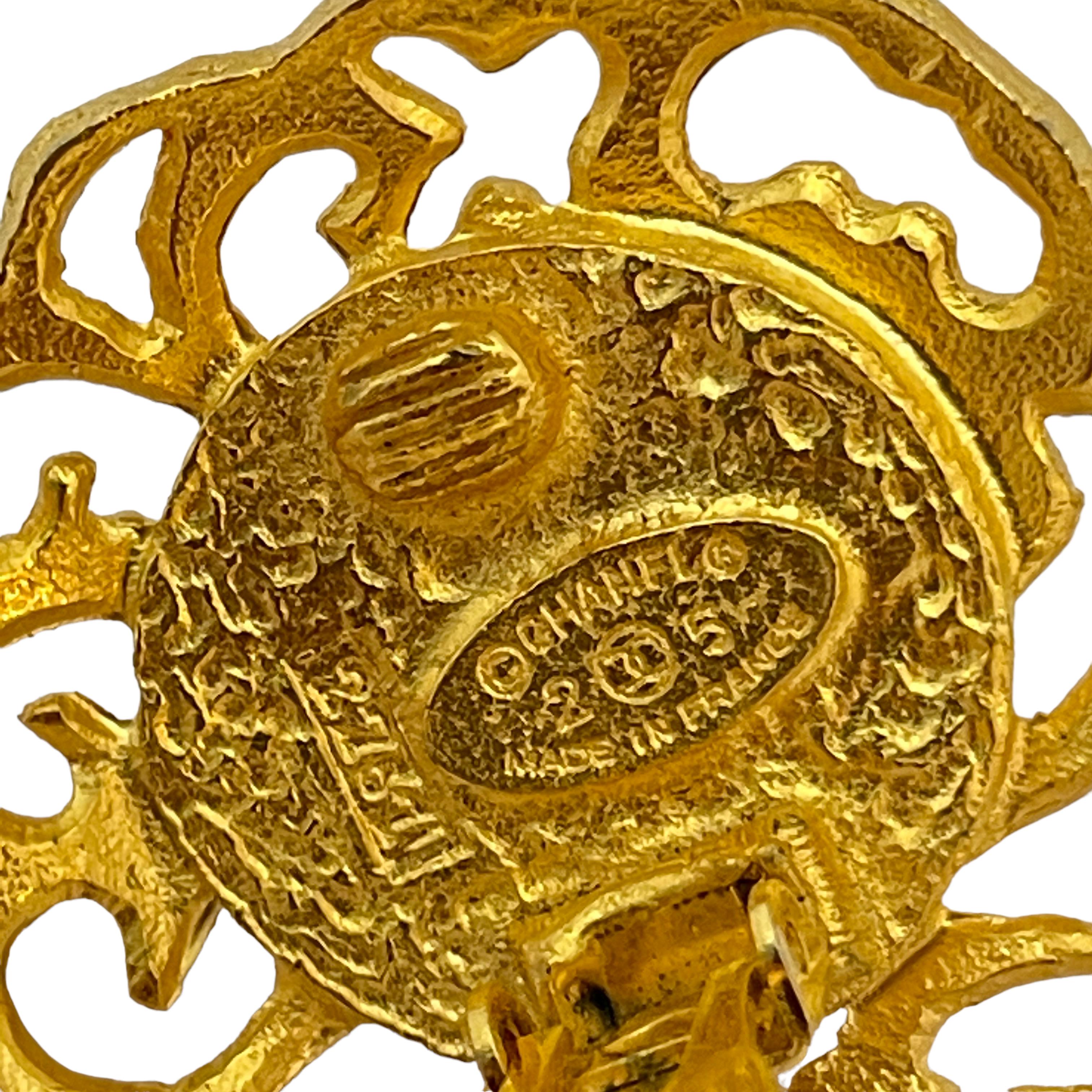 Vintage CHANEL Gold CC Logo Perle Designer Laufsteg-Ohrclips an Ohrringen, Vintage im Angebot 2