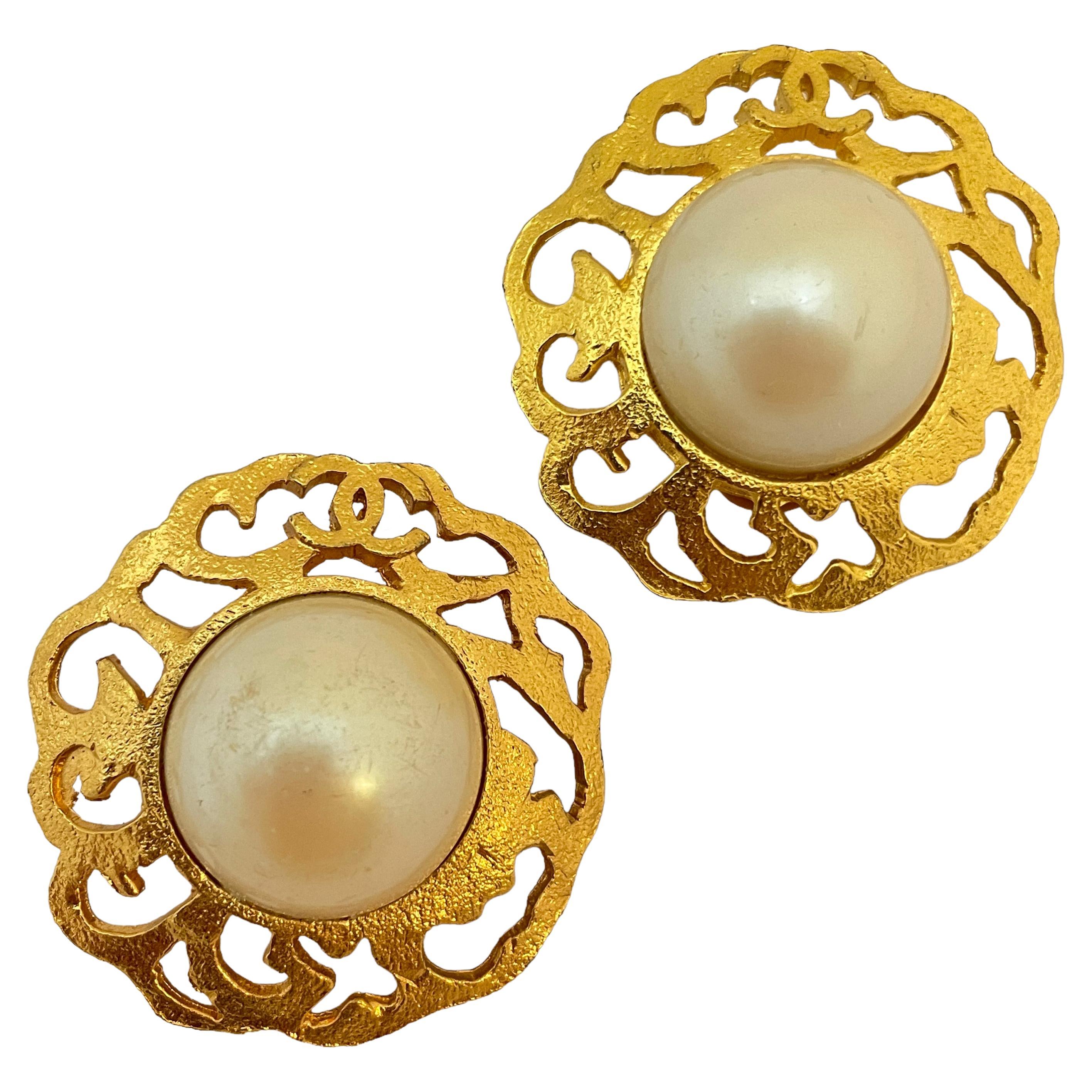 Vintage CHANEL gold CC logo pearl designer runway clip on earrings For Sale