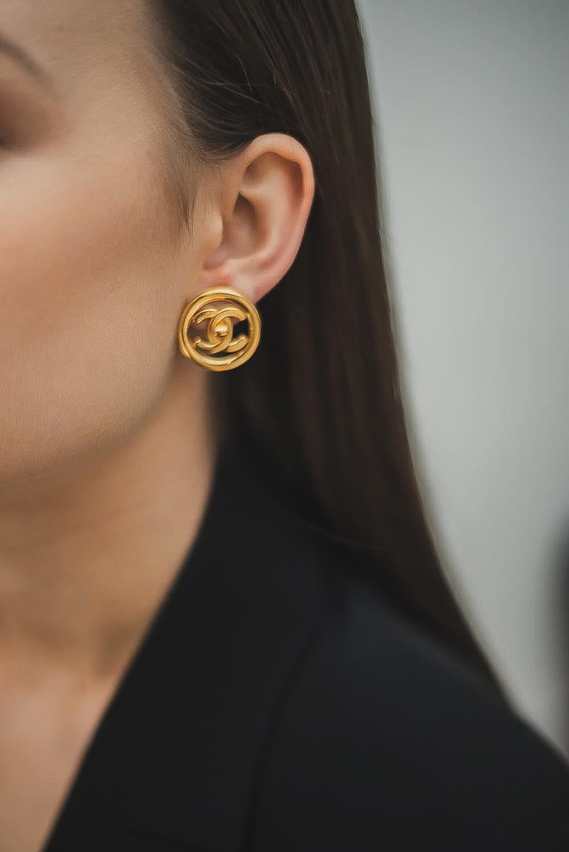 Paying homage to the forever iconic classic Chanel flap bag. These stunning clip on Vintage Chanel Gold Turnlock Earrings date to the Spring 1997 Collection. Featuring the now iconic gold plated Chanel Turnlock. Measuring approx. 2.5cm and in very