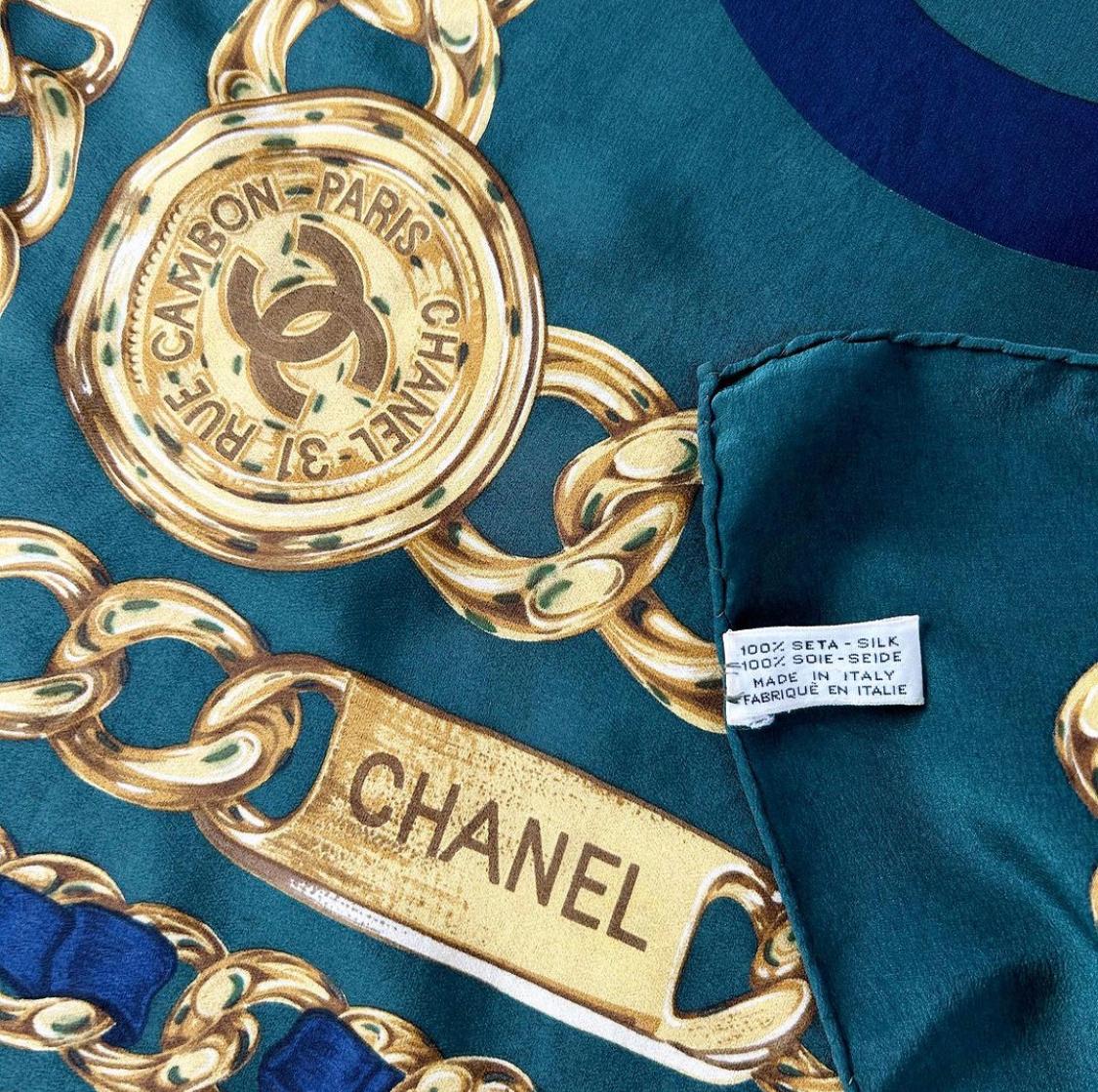 CHANEL - Écharpe en soie imprimée avec chaîne en or et émeraude, vintage Unisexe en vente