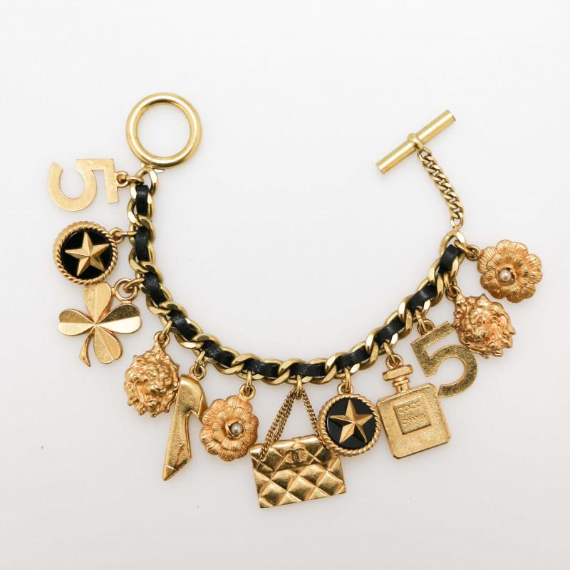 Wonderful gold charms bracelet in very good condition. Delivered in its original Chanel box.

Made in France.
Material : Gold plated metal 24K, leather
Color : black and gold
Year of manufacture : 1993
Stamp : yes
Length : 20cm