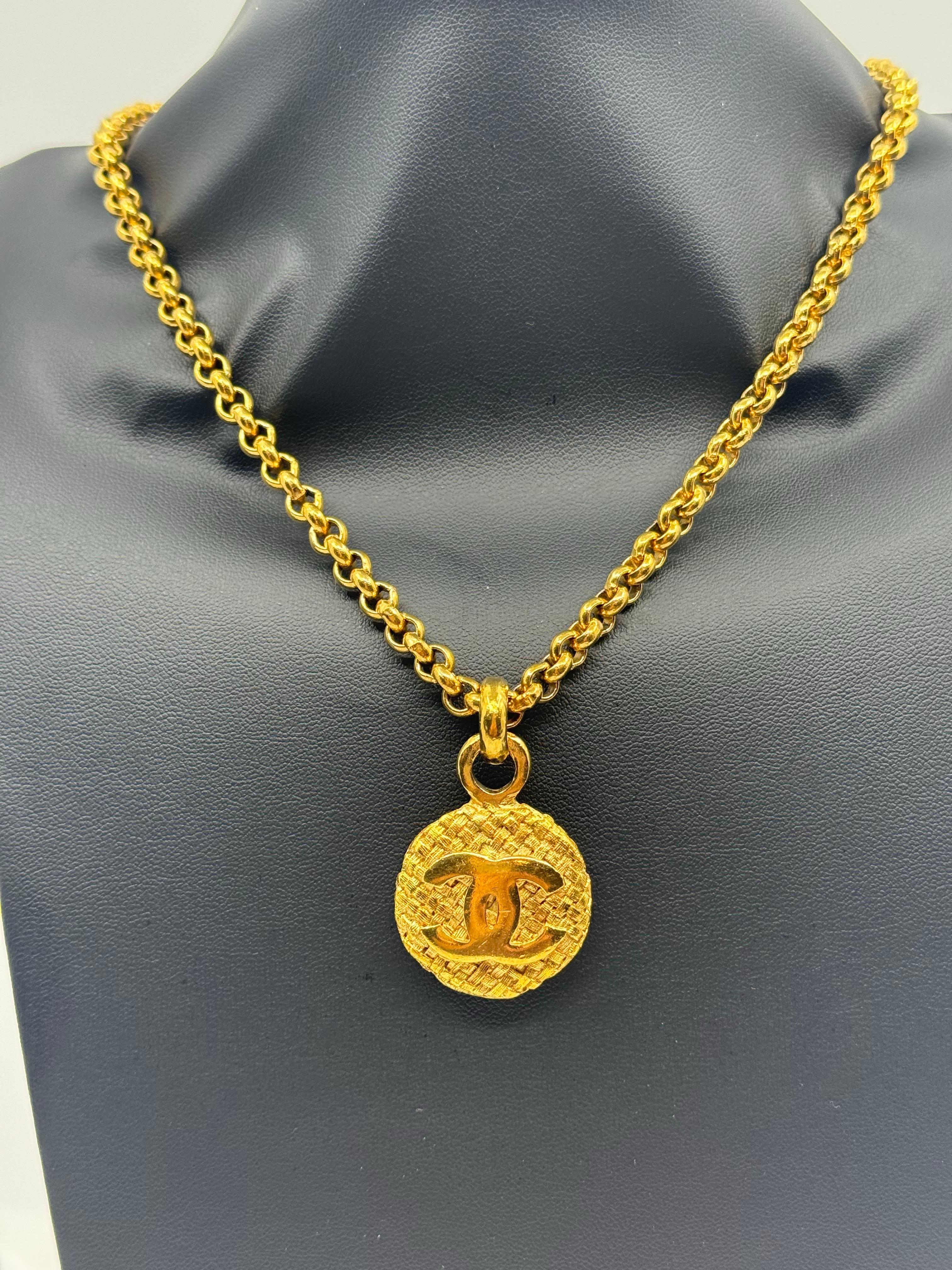 Vintage CHANEL Gold Circle CC Logo Anhänger Lange Halskette im Angebot 6