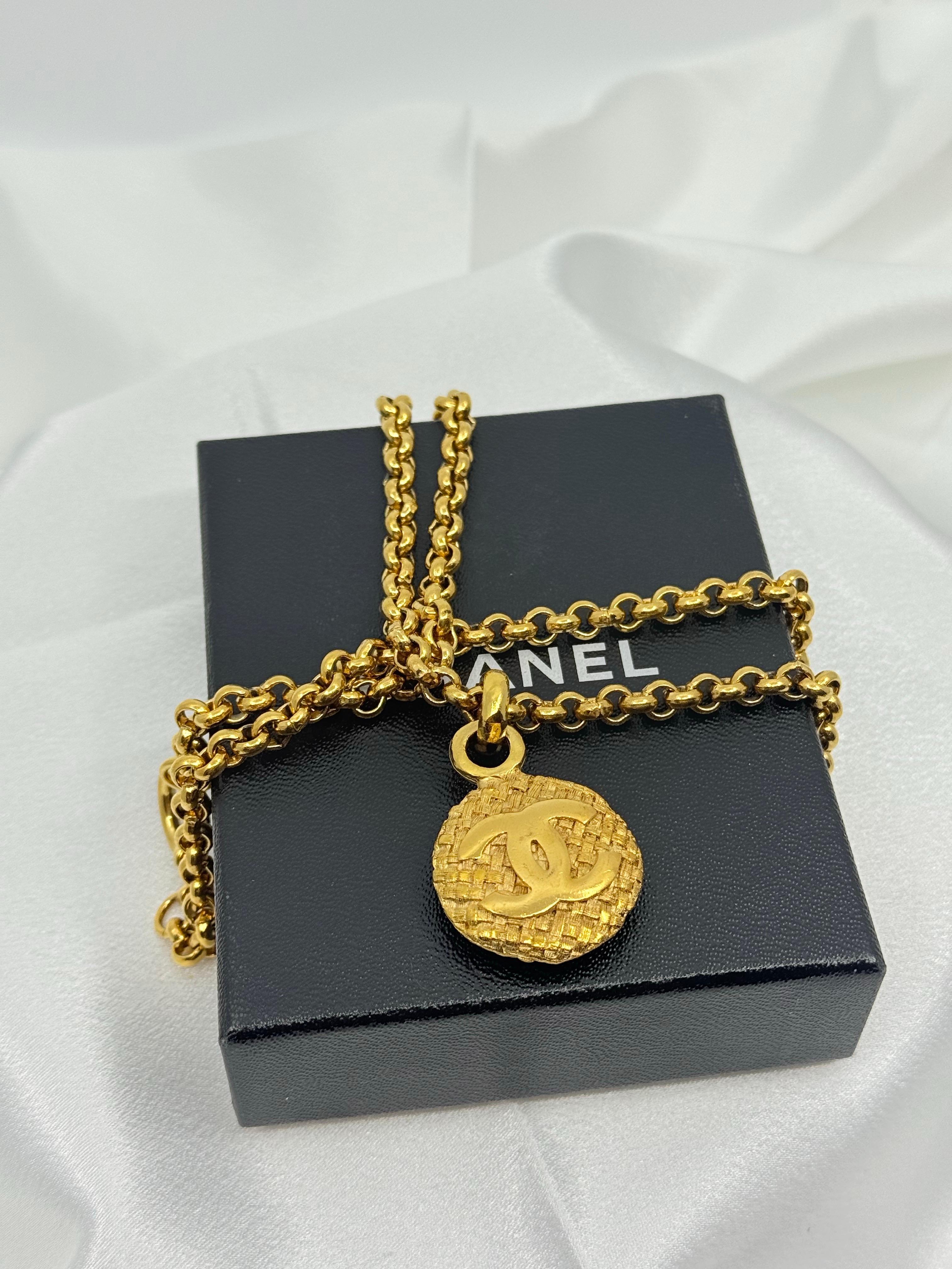 Vintage CHANEL Gold Circle CC Logo Anhänger Lange Halskette im Zustand „Gut“ im Angebot in Bellevue, WA