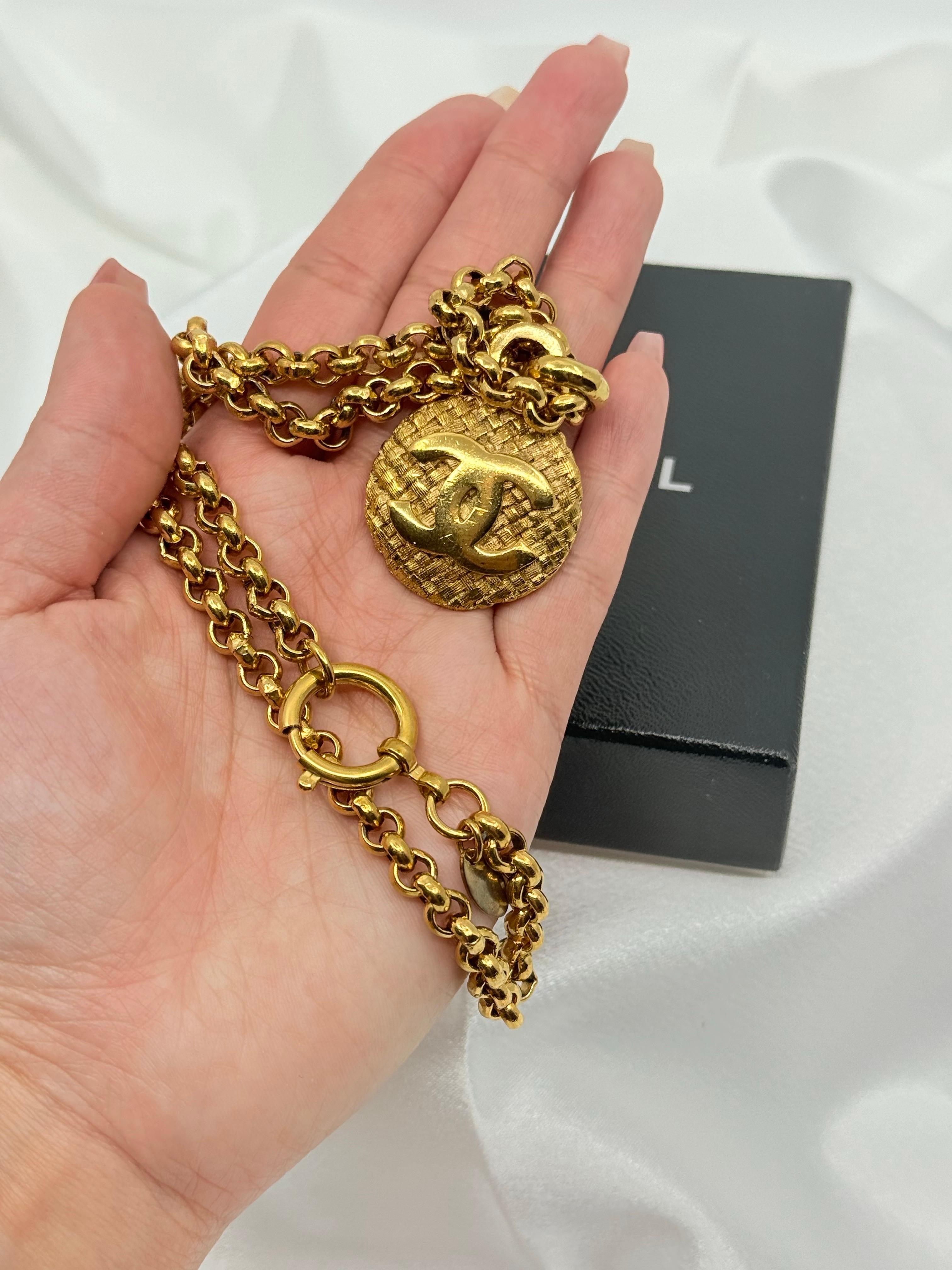 Vintage CHANEL Gold Circle CC Logo Anhänger Lange Halskette für Damen oder Herren im Angebot