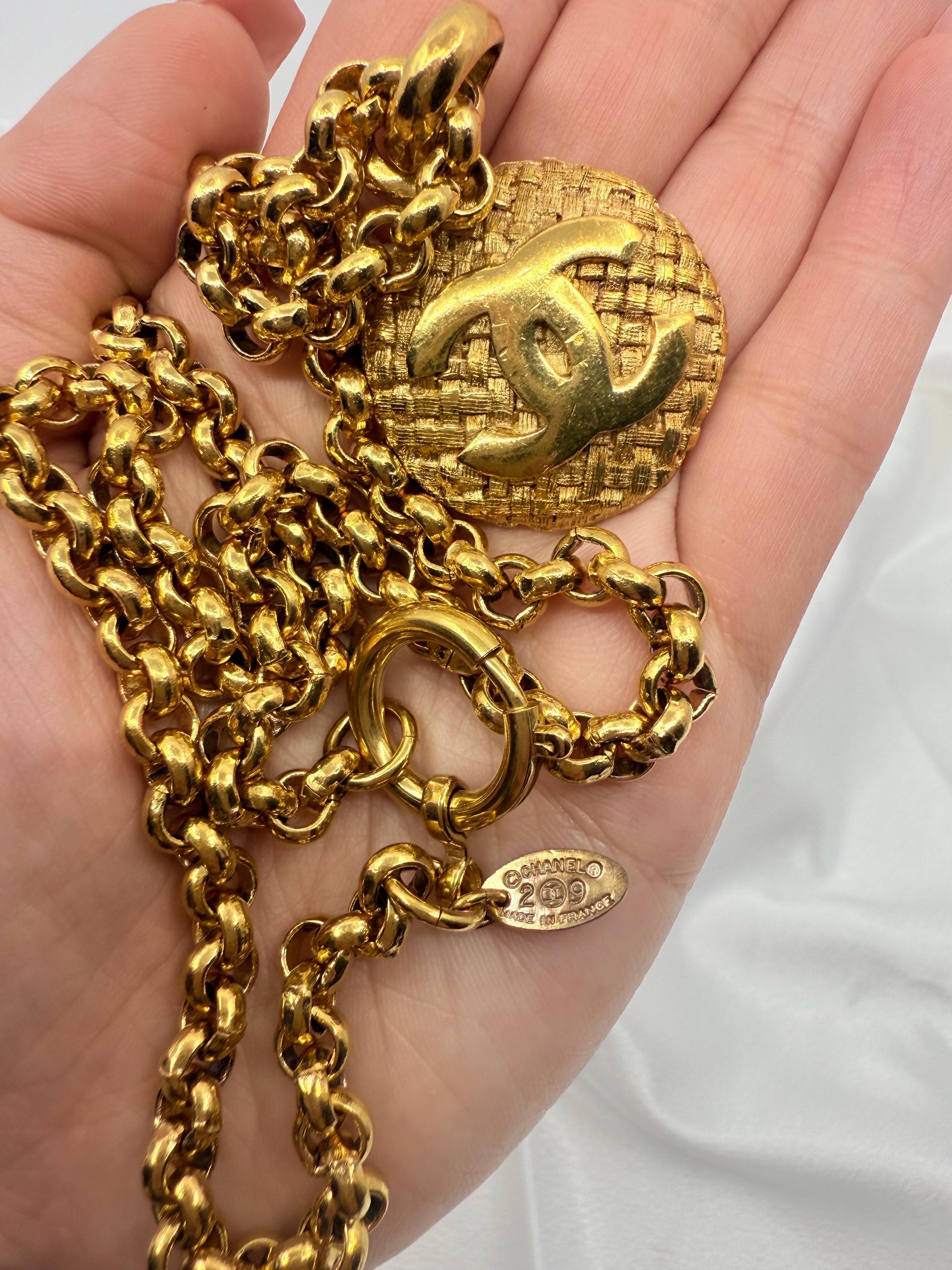 Vintage CHANEL Gold Circle CC Logo Anhänger Lange Halskette im Angebot 1