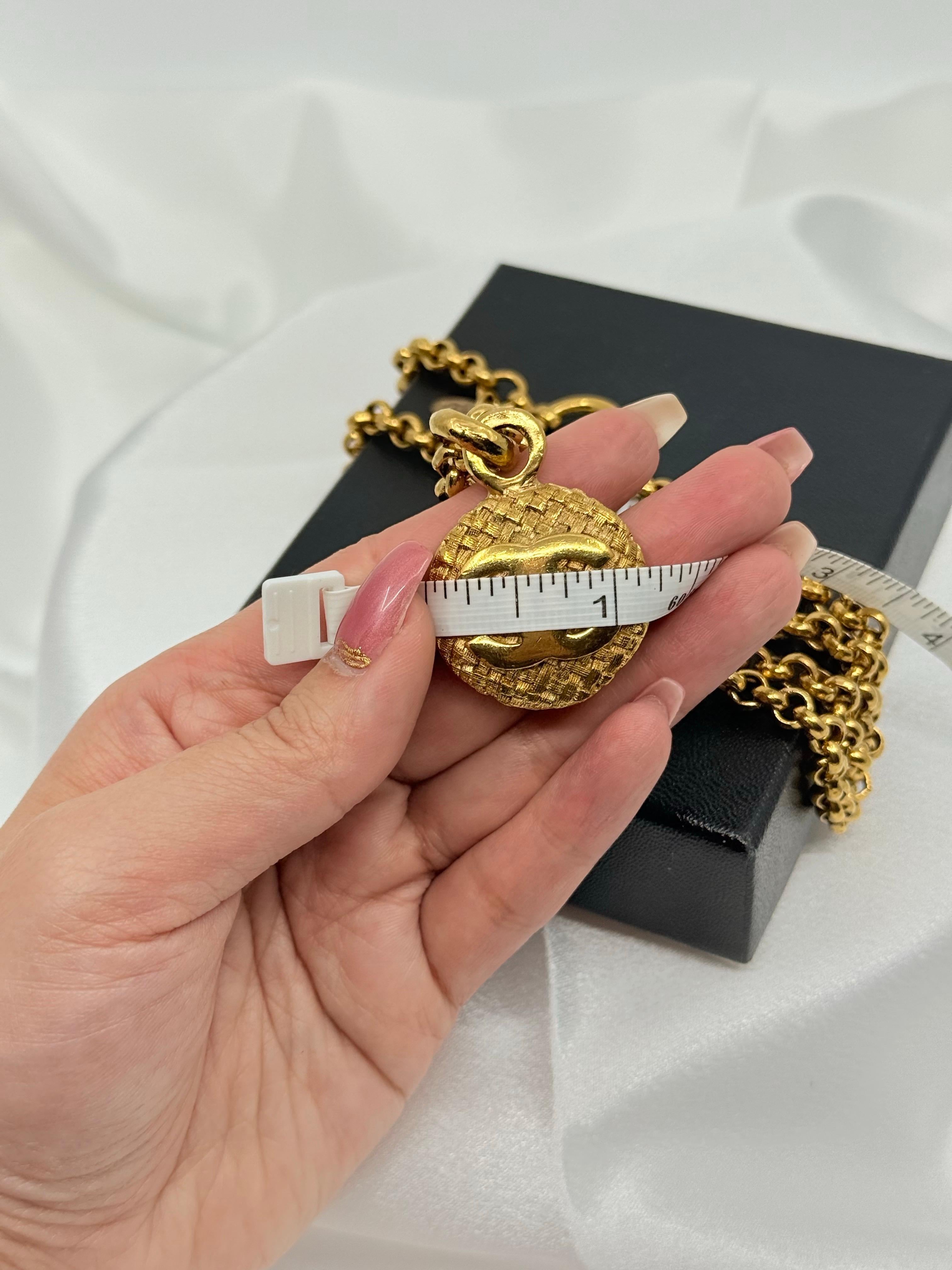 Vintage CHANEL Gold Circle CC Logo Anhänger Lange Halskette im Angebot 2