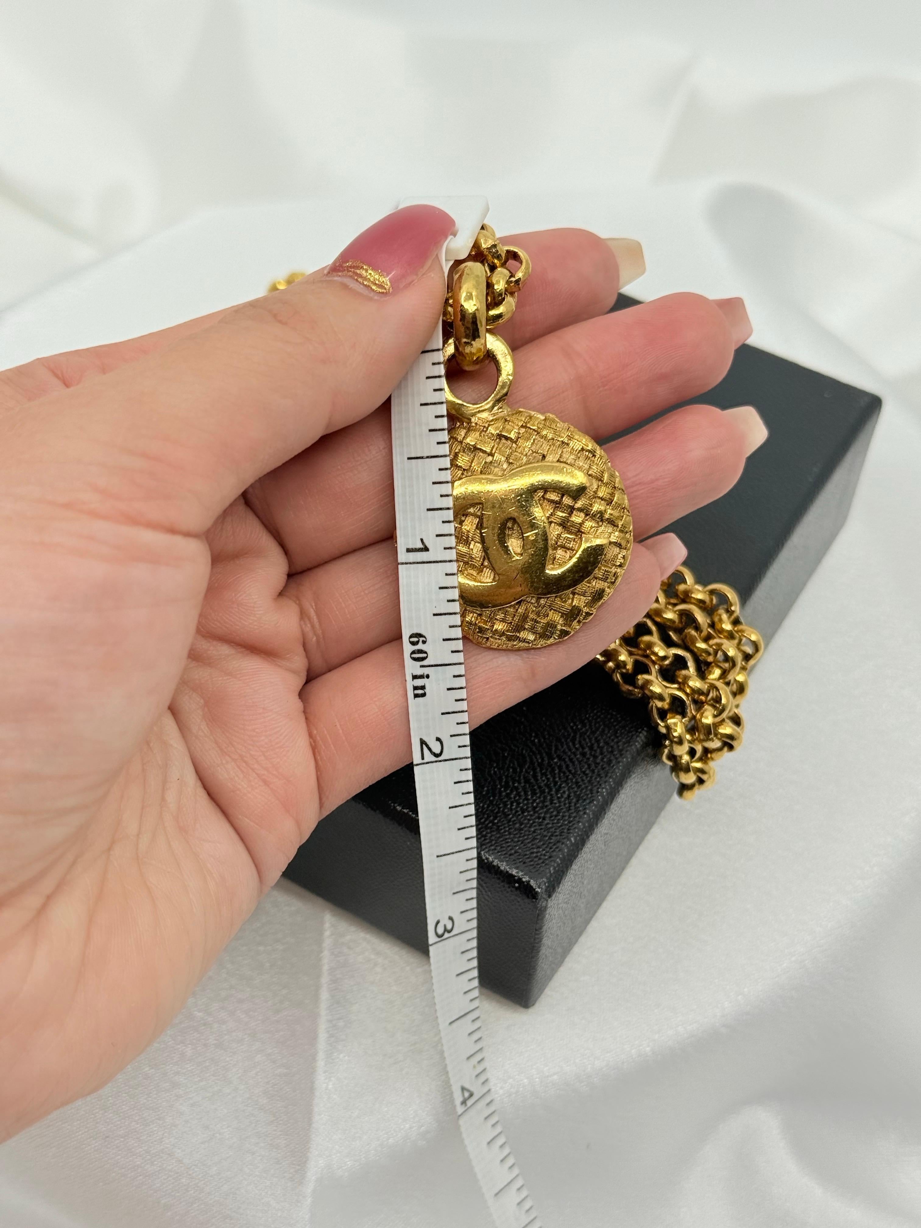 Vintage CHANEL Gold Circle CC Logo Anhänger Lange Halskette im Angebot 3