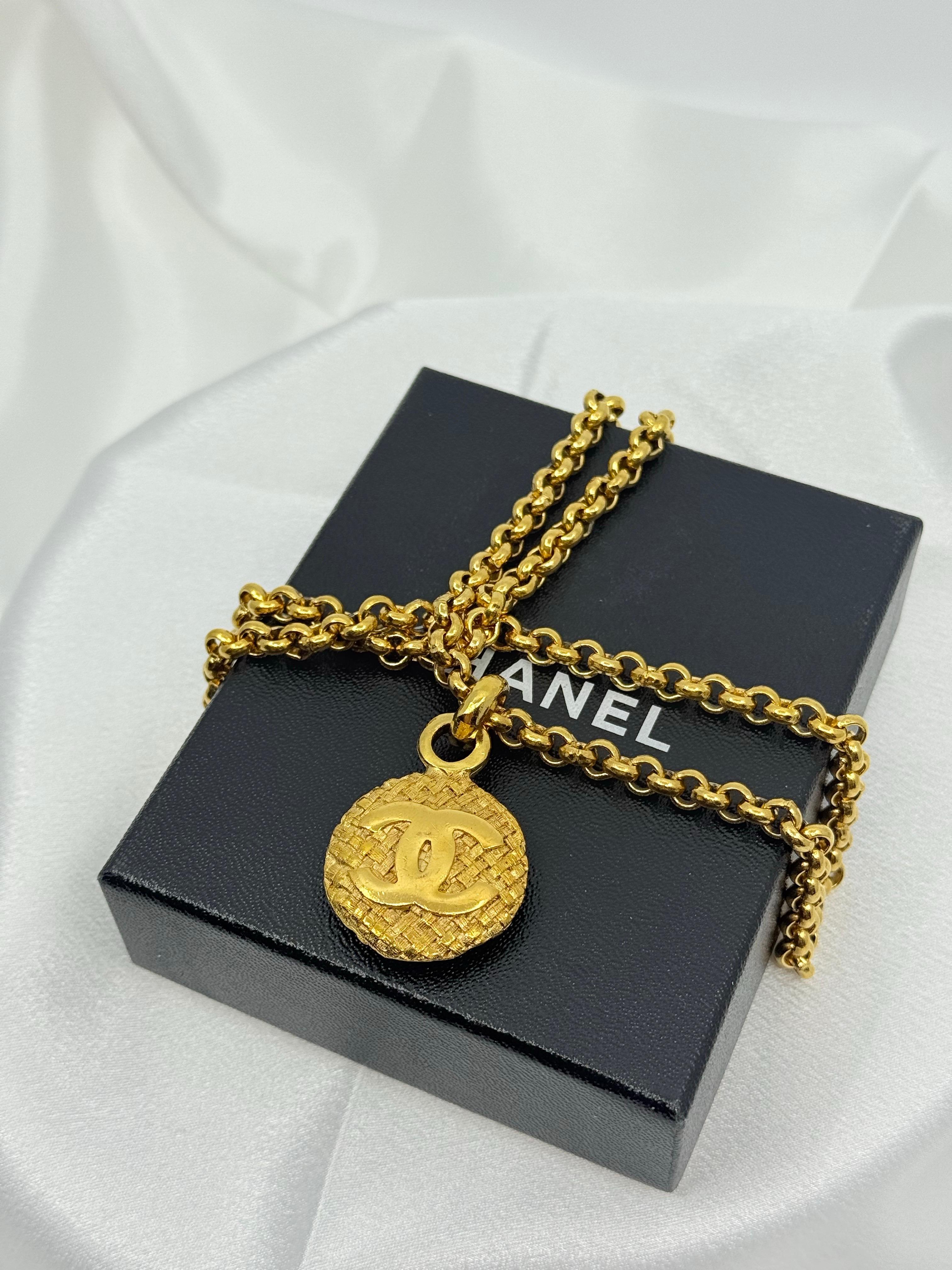 Vintage CHANEL Gold Circle CC Logo Anhänger Lange Halskette im Angebot 4