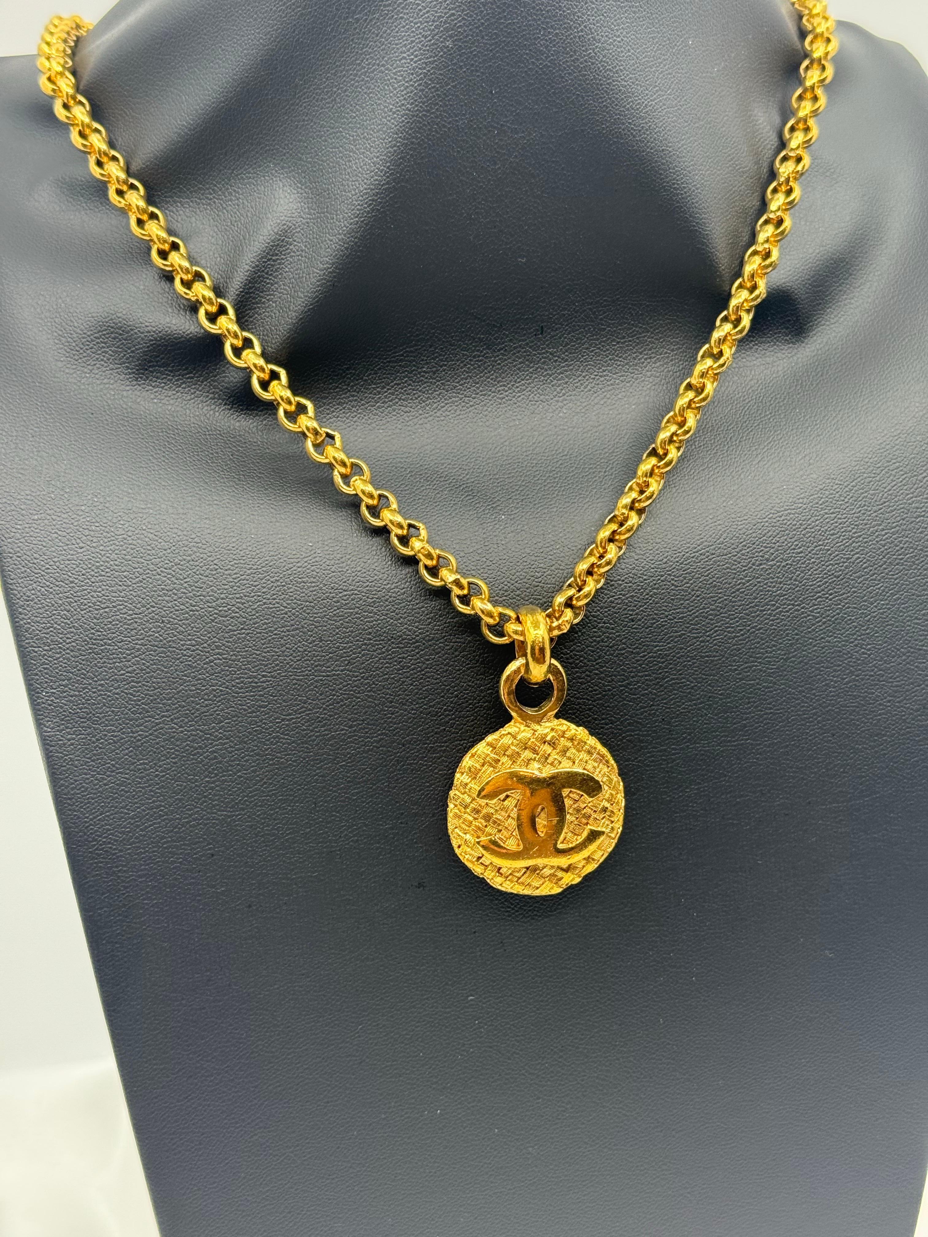 Vintage CHANEL Gold Circle CC Logo Anhänger Lange Halskette im Angebot 5