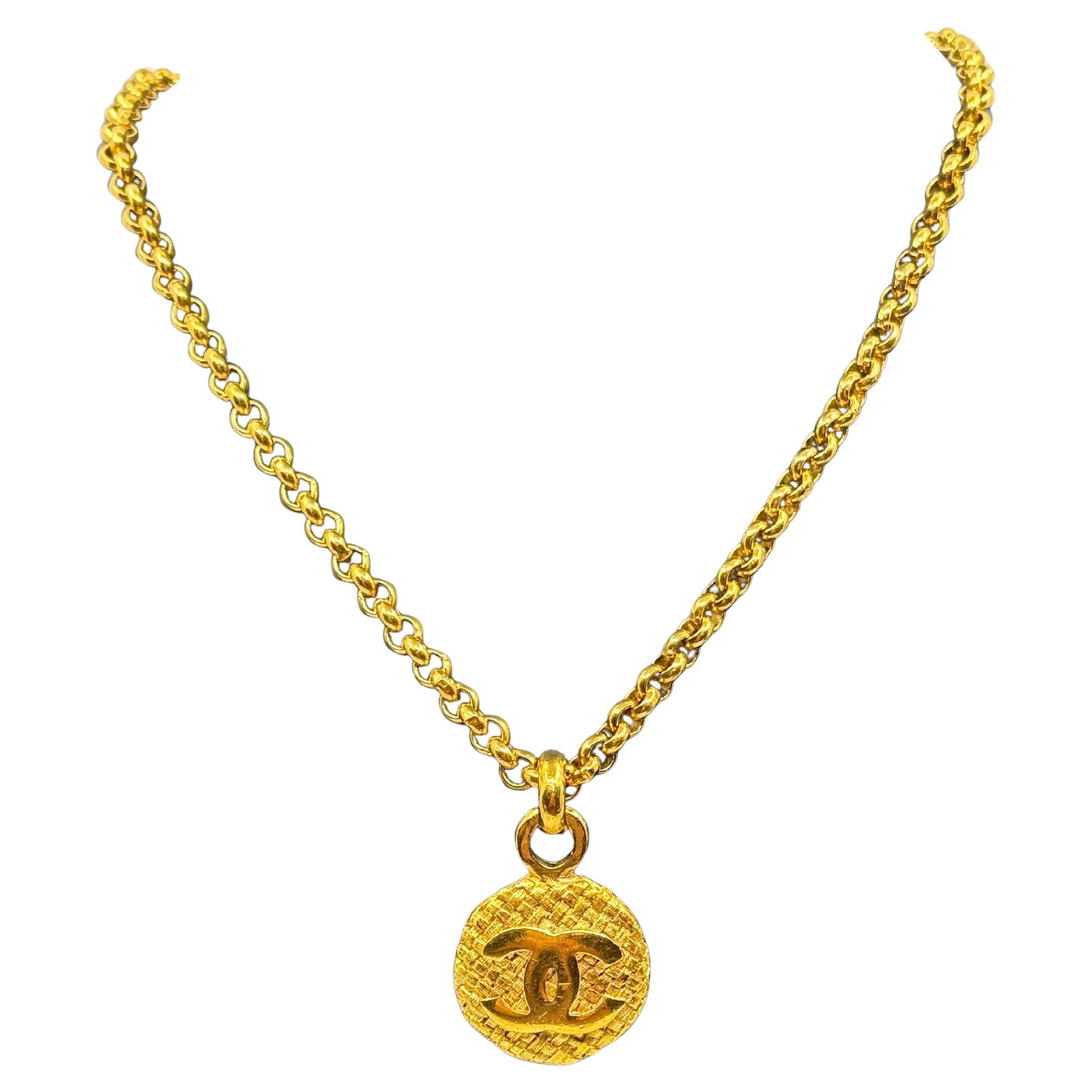 Vintage Chanel, collana lunga con ciondolo a forma di cerchio CC in oro