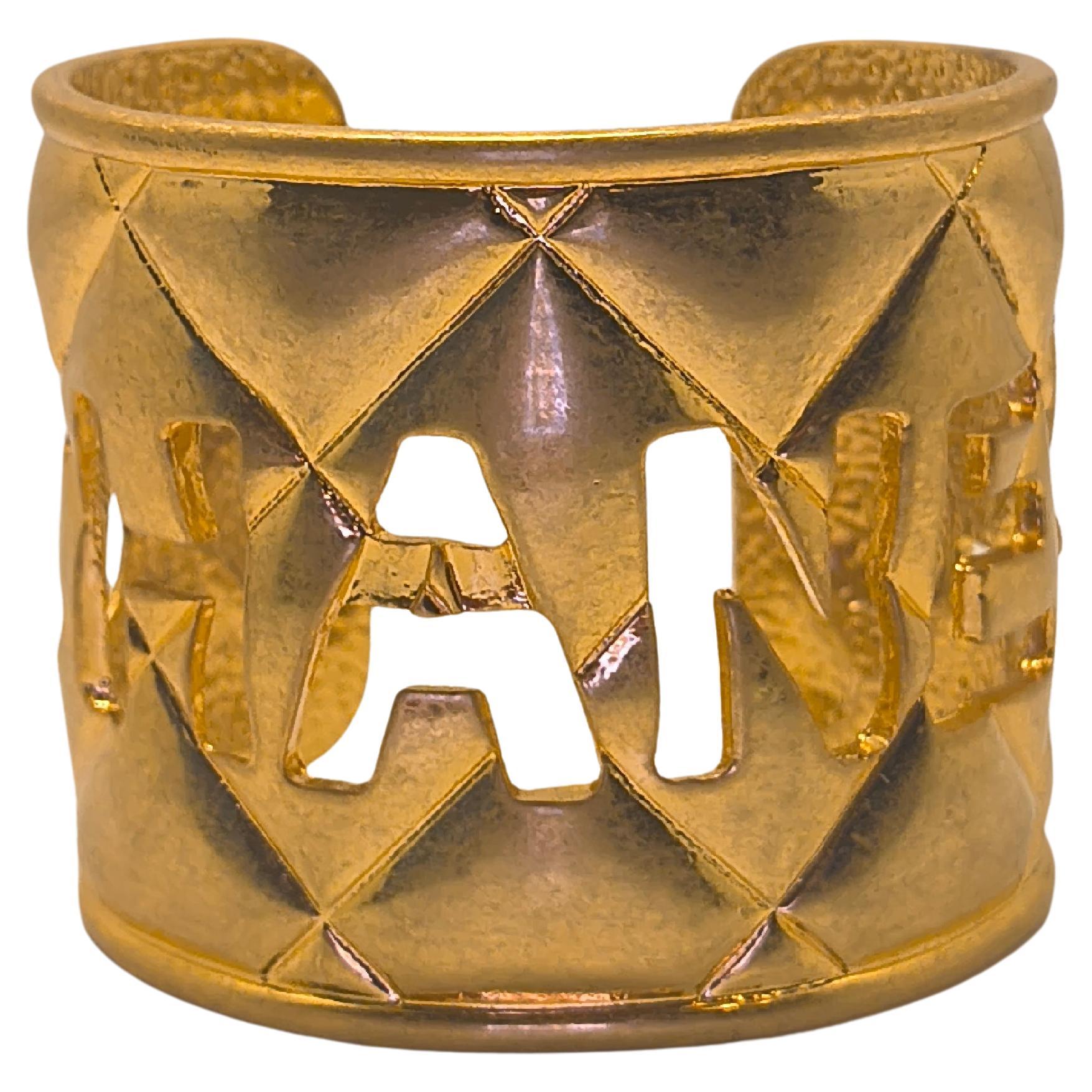 Vintage Chanel Gold Cut Out Logo Alphabet Erklärung Manschette Armreif