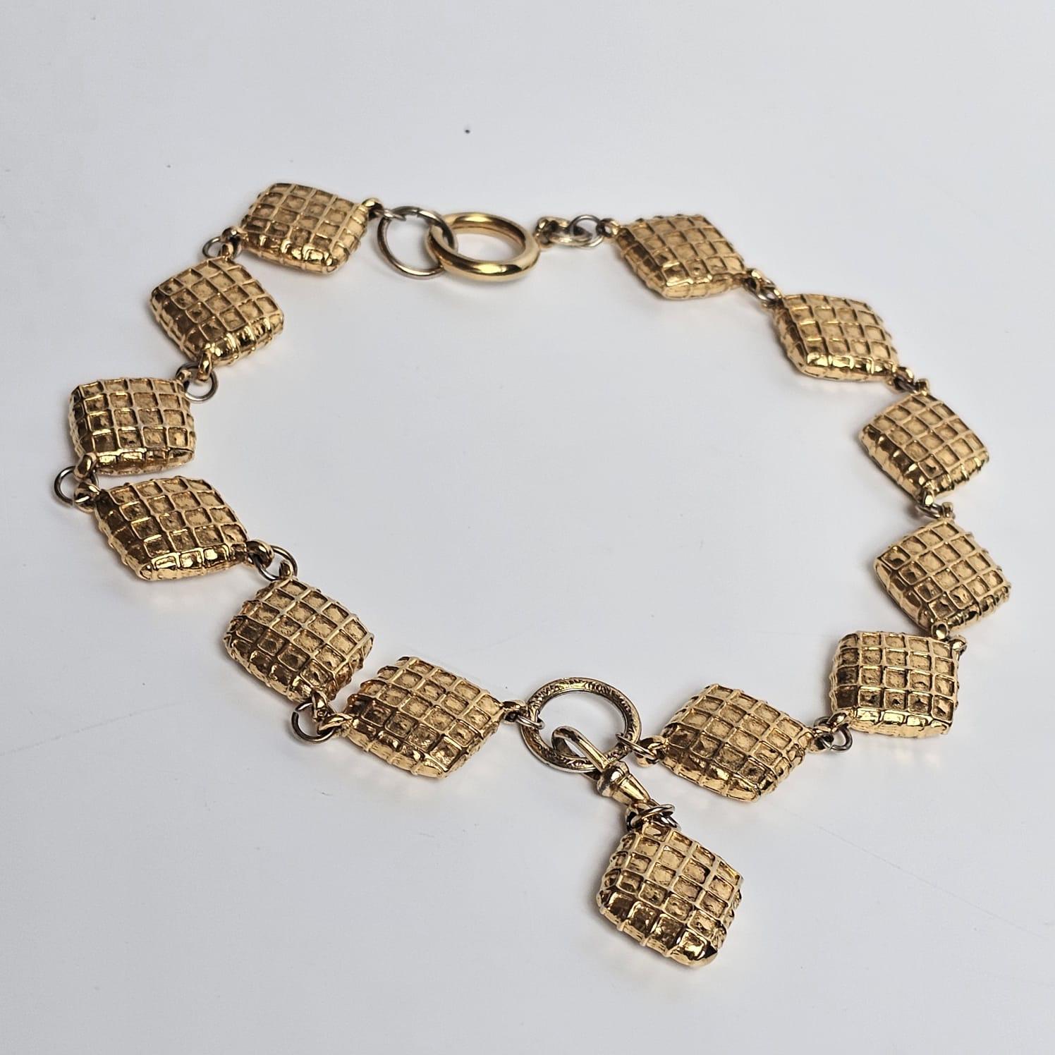 Rara collana vintage Chanel a forma di diamante. Può essere indossato come bracciale doppio. Design intricato. Chiusura a gancio. Viene fornito con scatola. La lunghezza è di 41 cm.