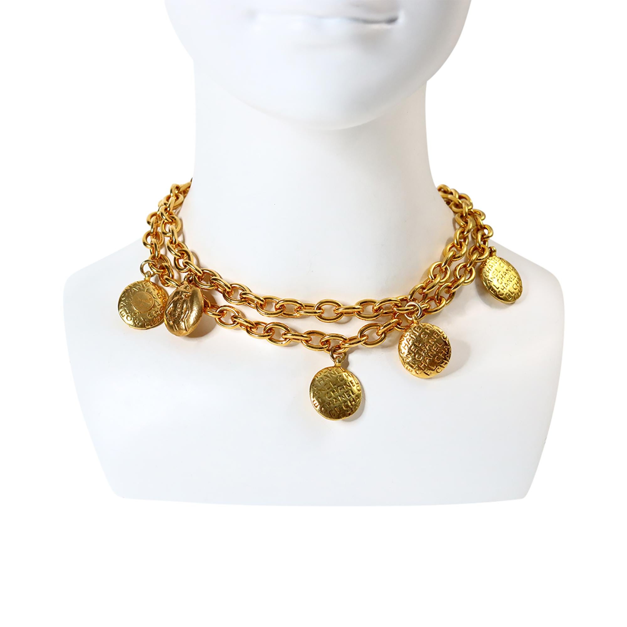 Vintage Chanel Disco de Oro Chanel y Coco en Collar Largo Circa 1980s en venta 7
