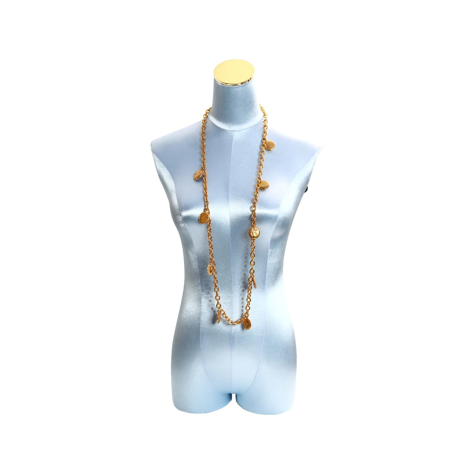 Collana lunga vintage Chanel con disco d'oro di Coco Chanel e Coco. Una grande collana degli anni '80, con dischi penzolanti con l'impronta di 