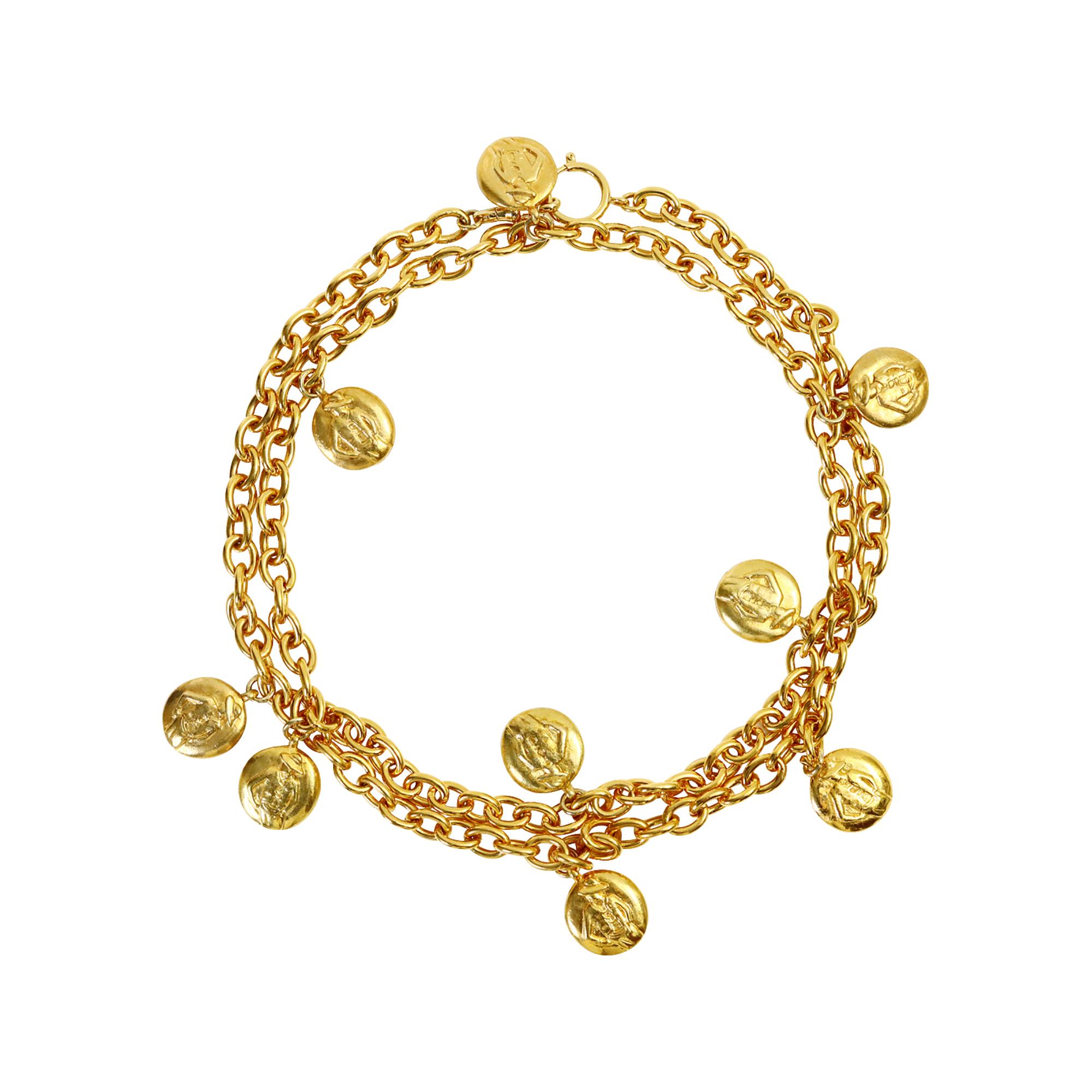 Vintage Chanel Disco de Oro Chanel y Coco en Collar Largo Circa 1980s en venta 9