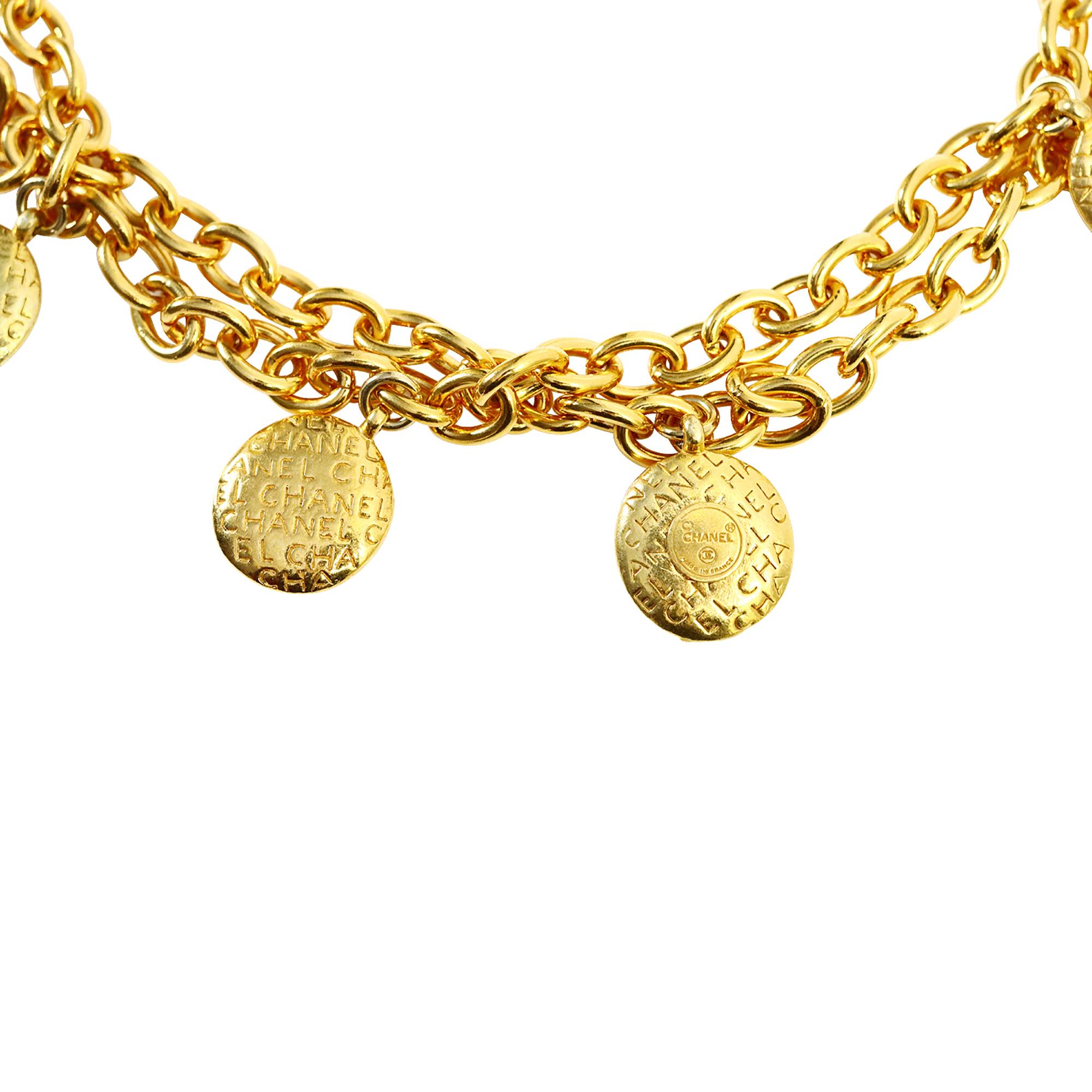 Vintage Chanel Disco de Oro Chanel y Coco en Collar Largo Circa 1980s en venta 10