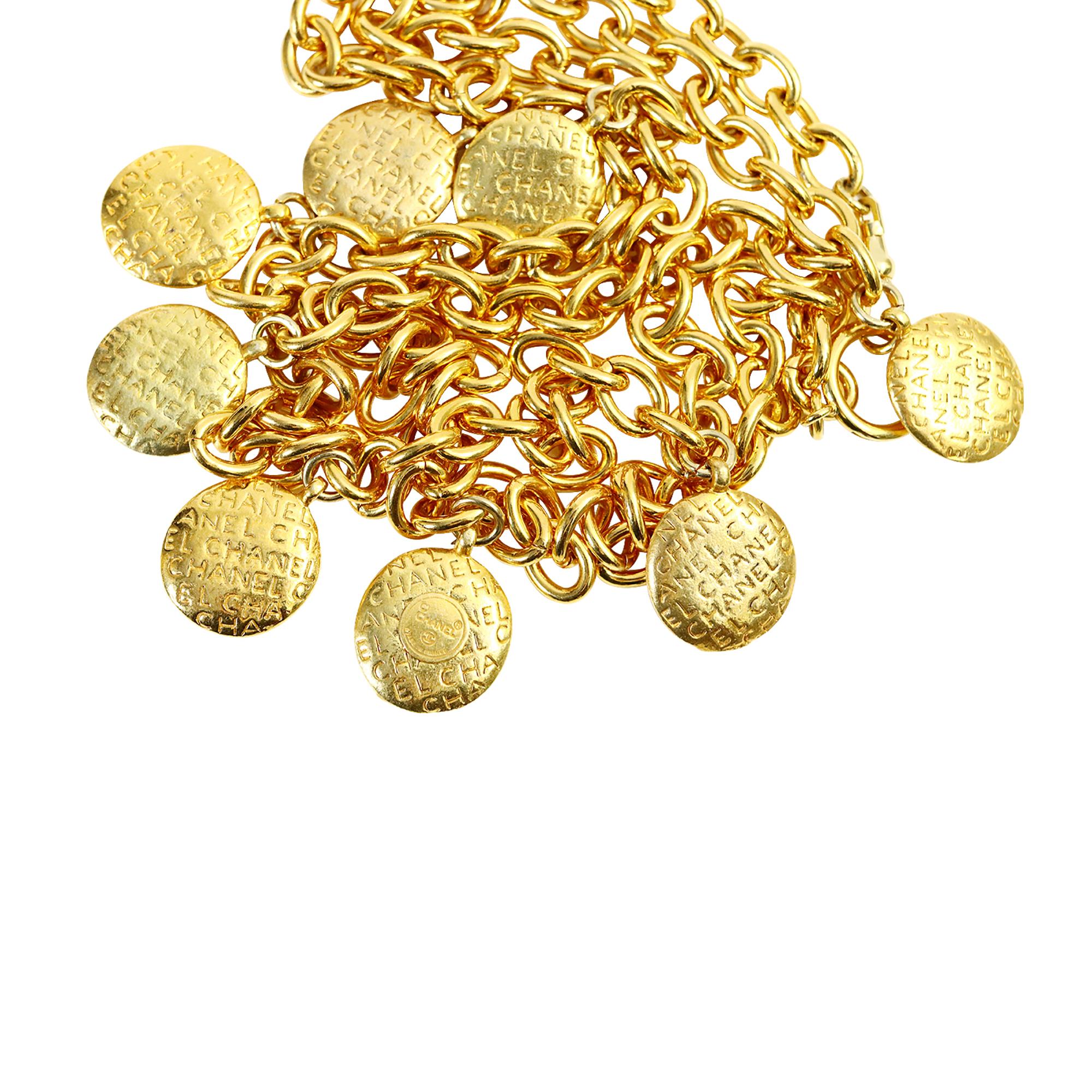 Vintage Chanel Disco de Oro Chanel y Coco en Collar Largo Circa 1980s en venta 11