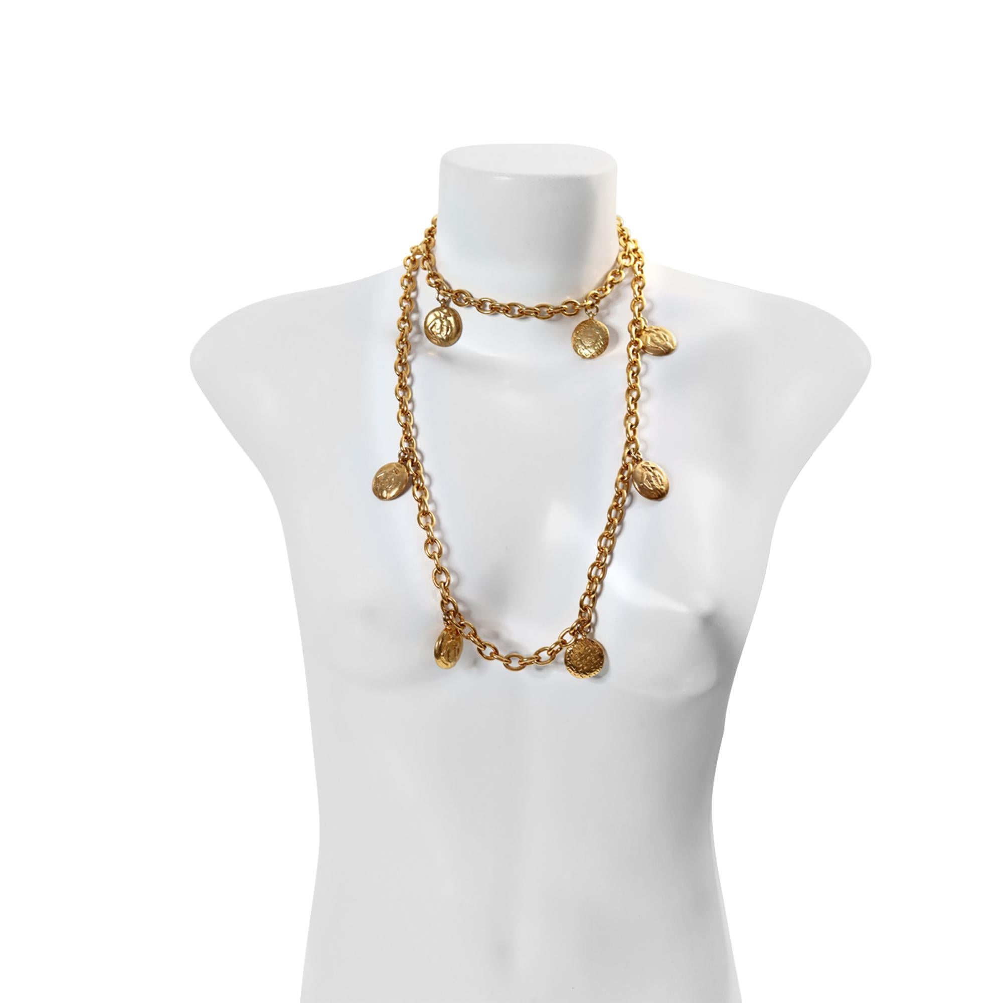 Vintage Chanel Disco de Oro Chanel y Coco en Collar Largo Circa 1980s en venta 1
