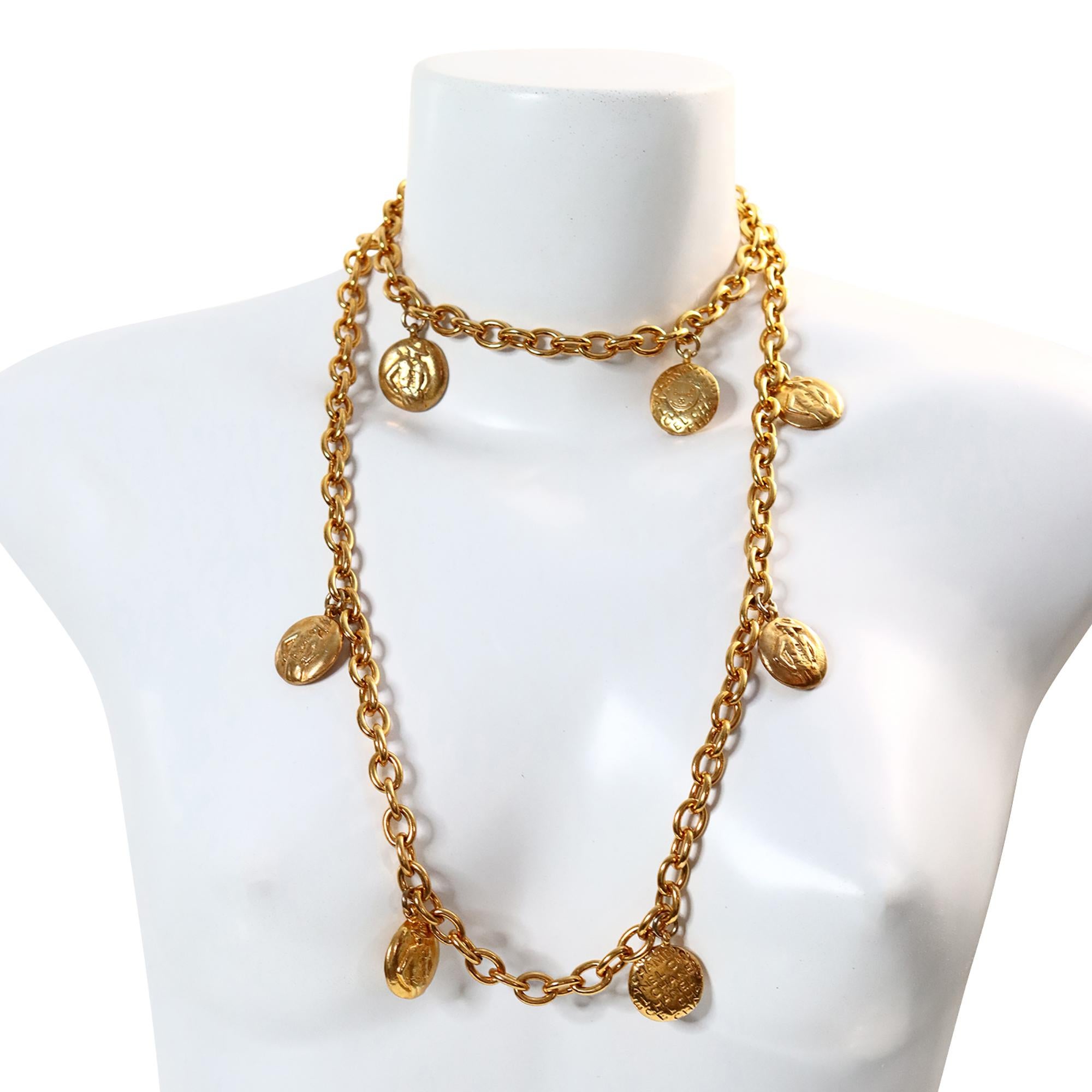 Vintage Chanel Disco de Oro Chanel y Coco en Collar Largo Circa 1980s en Bueno estado para la venta en New York, NY