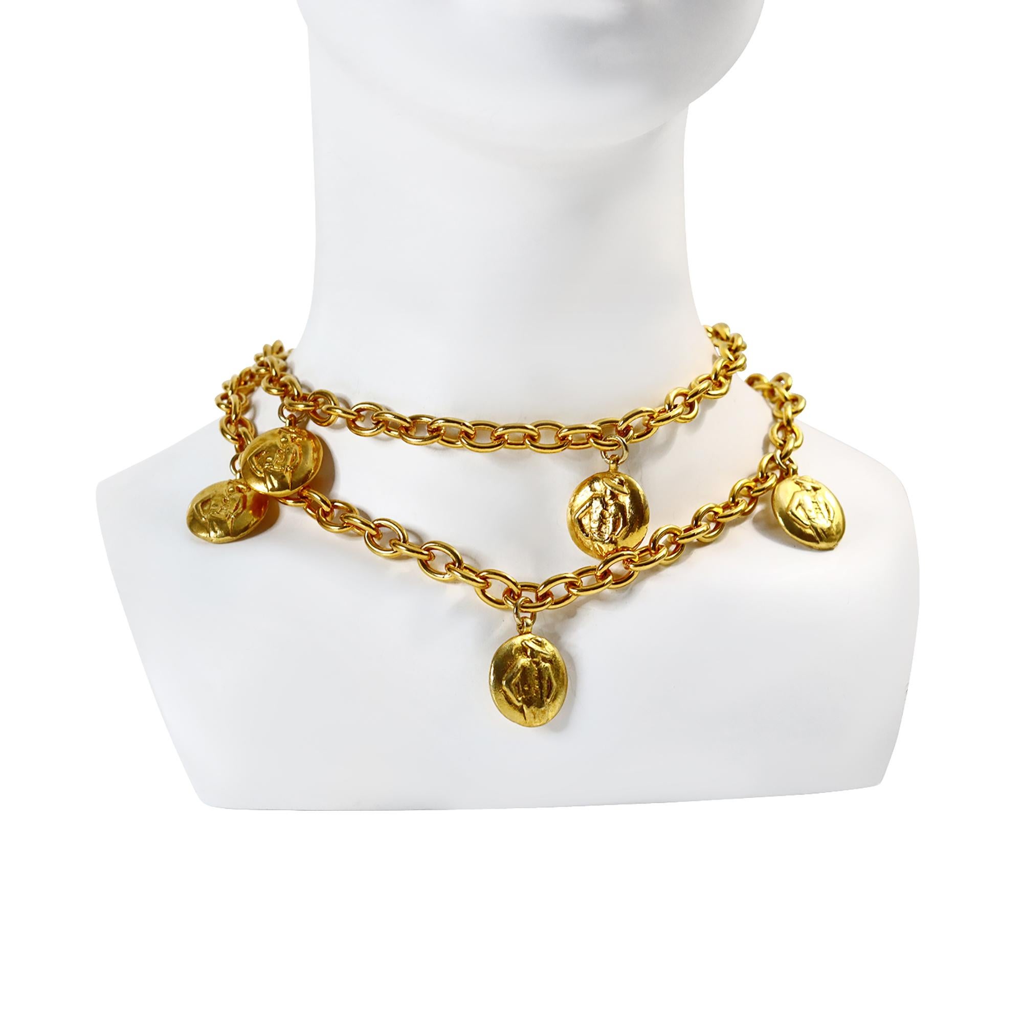 Vintage Chanel Disco de Oro Chanel y Coco en Collar Largo Circa 1980s en venta 5