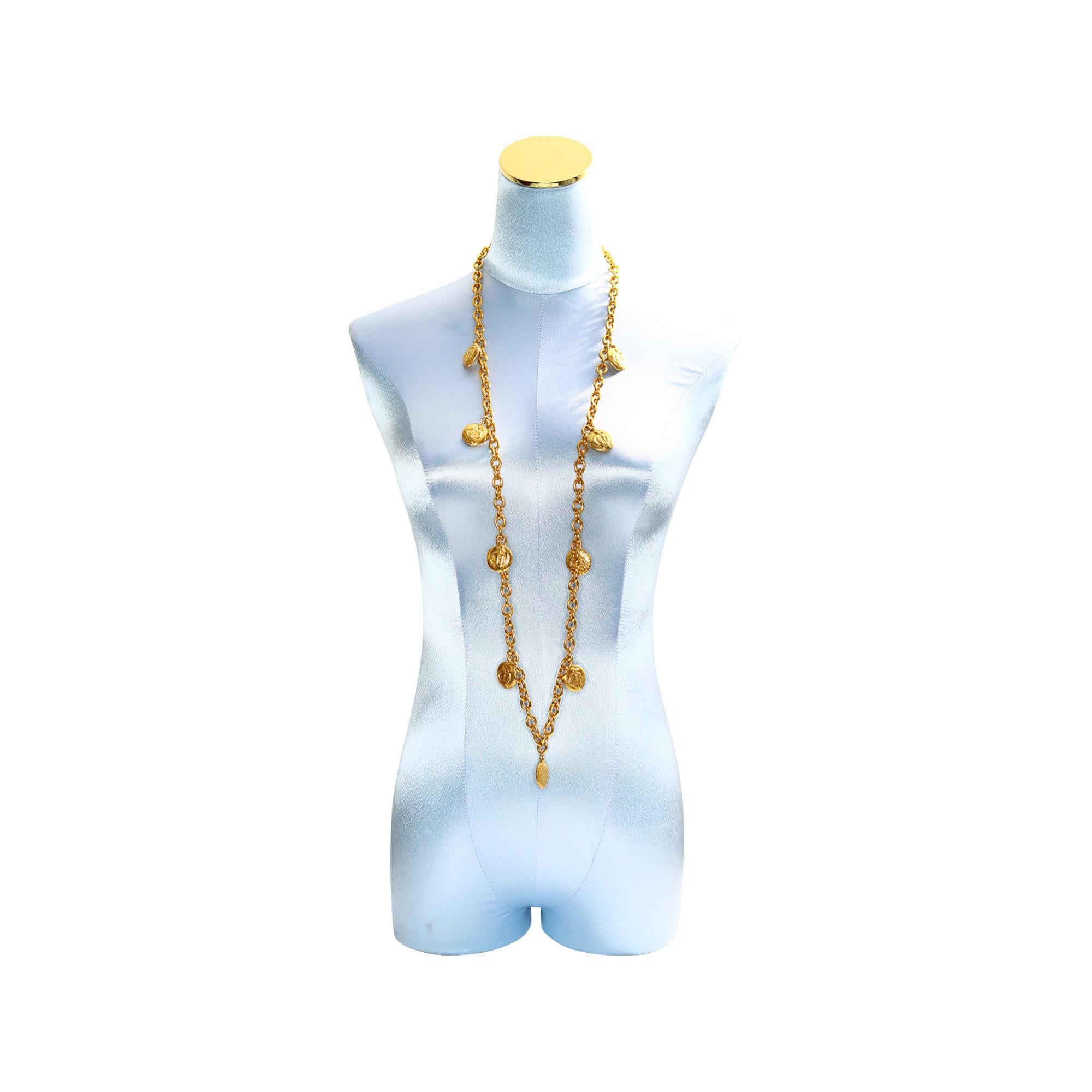 Vintage Chanel Disco de Oro Chanel y Coco en Collar Largo Circa 1980s en venta 2