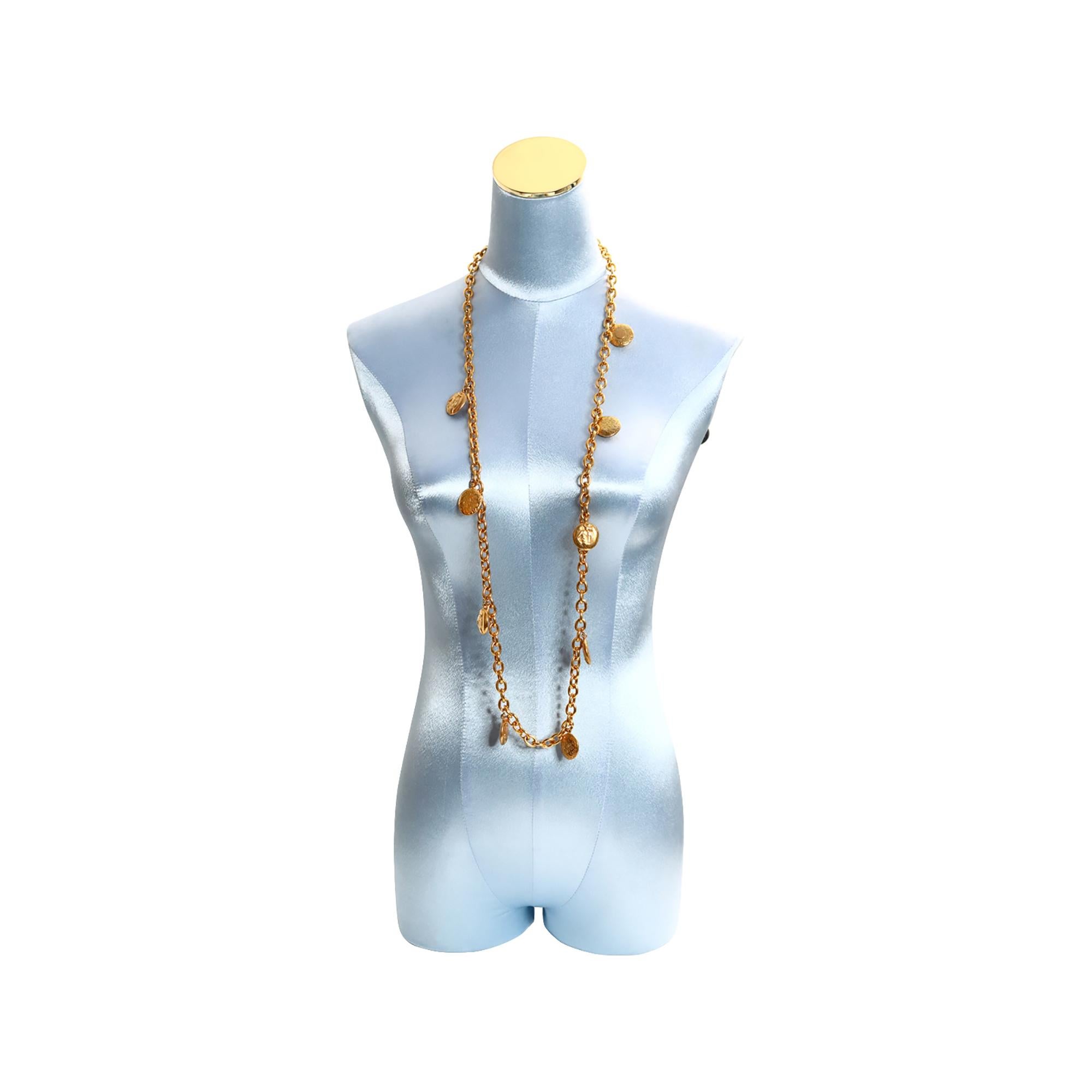 Vintage Chanel Disco de Oro Chanel y Coco en Collar Largo Circa 1980s en venta 4