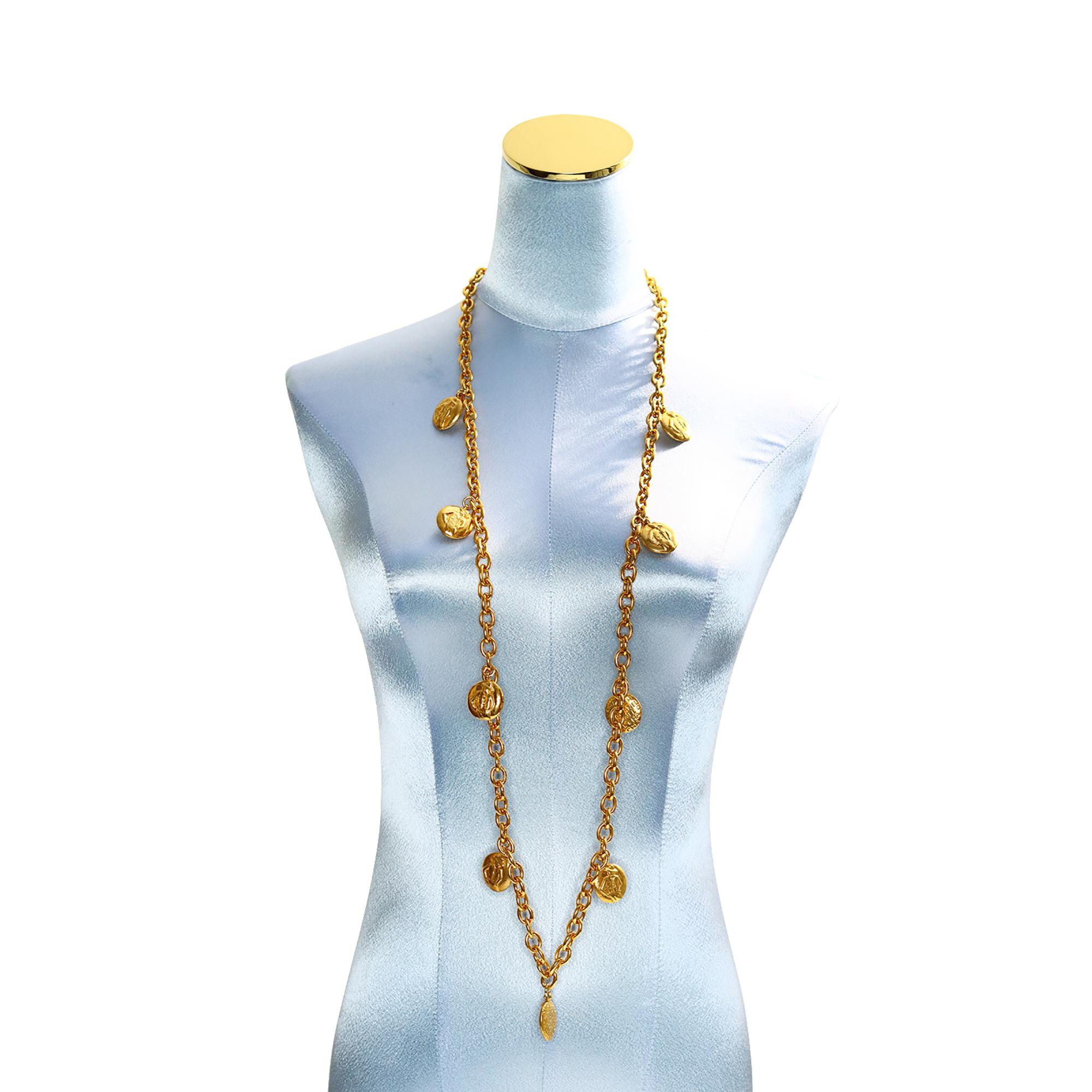 Vintage Chanel Disco de Oro Chanel y Coco en Collar Largo Circa 1980s en venta 3