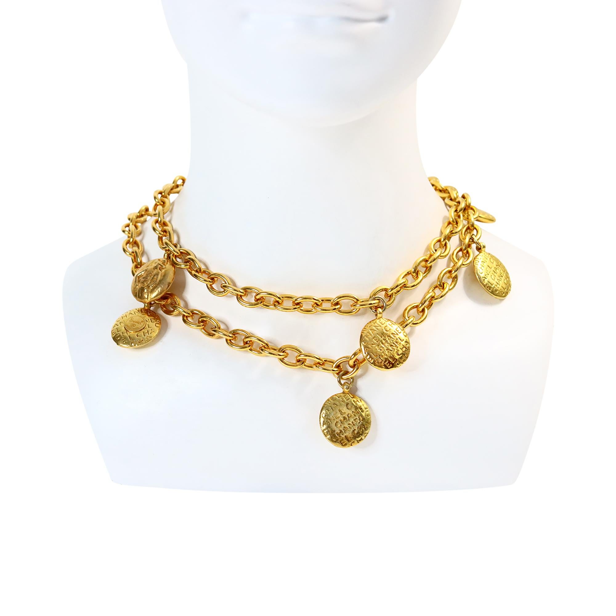 Vintage Chanel Disco de Oro Chanel y Coco en Collar Largo Circa 1980s en venta 6
