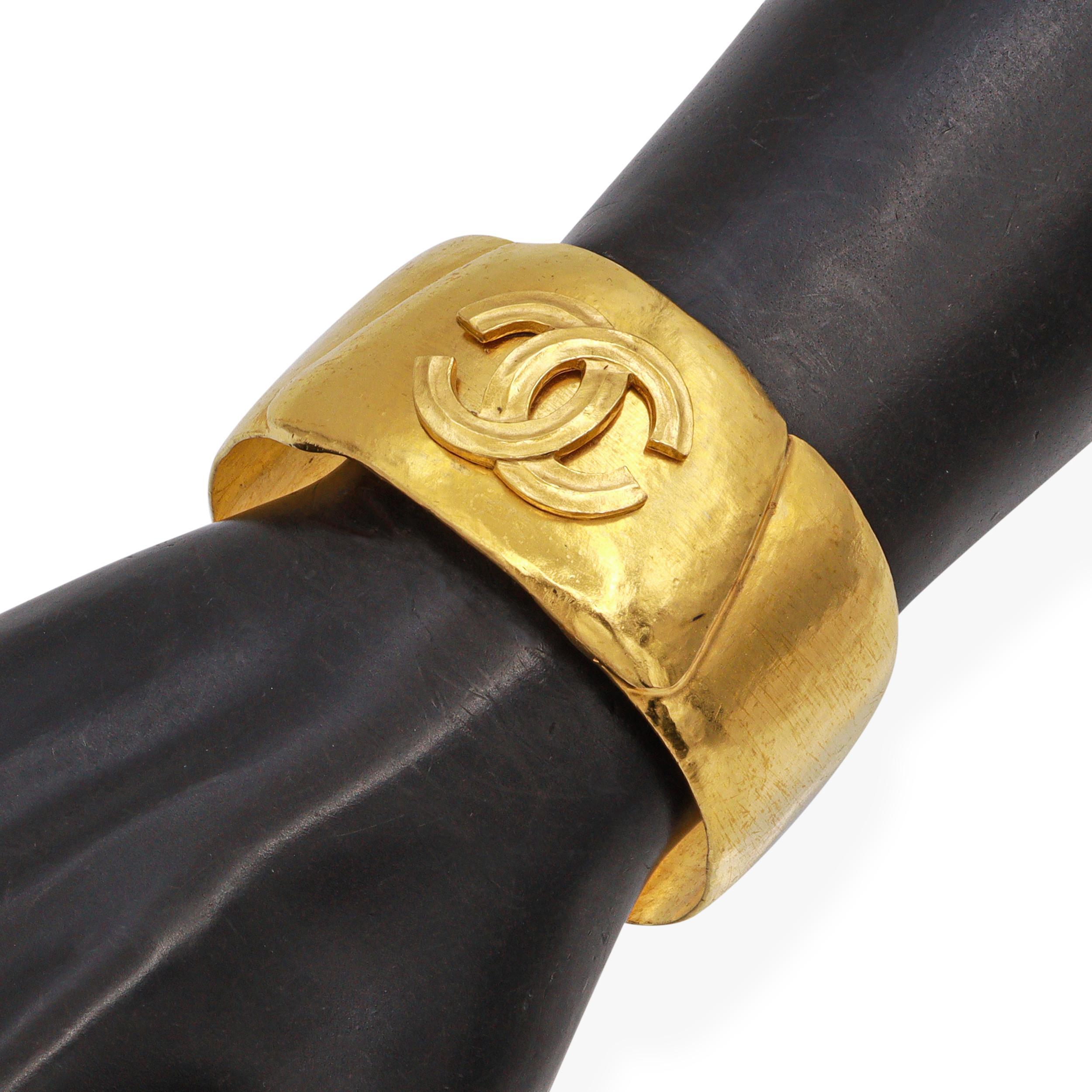 Brazalete vintage Chanel dorado con logotipo CC ancho en Bueno estado para la venta en New York, NY