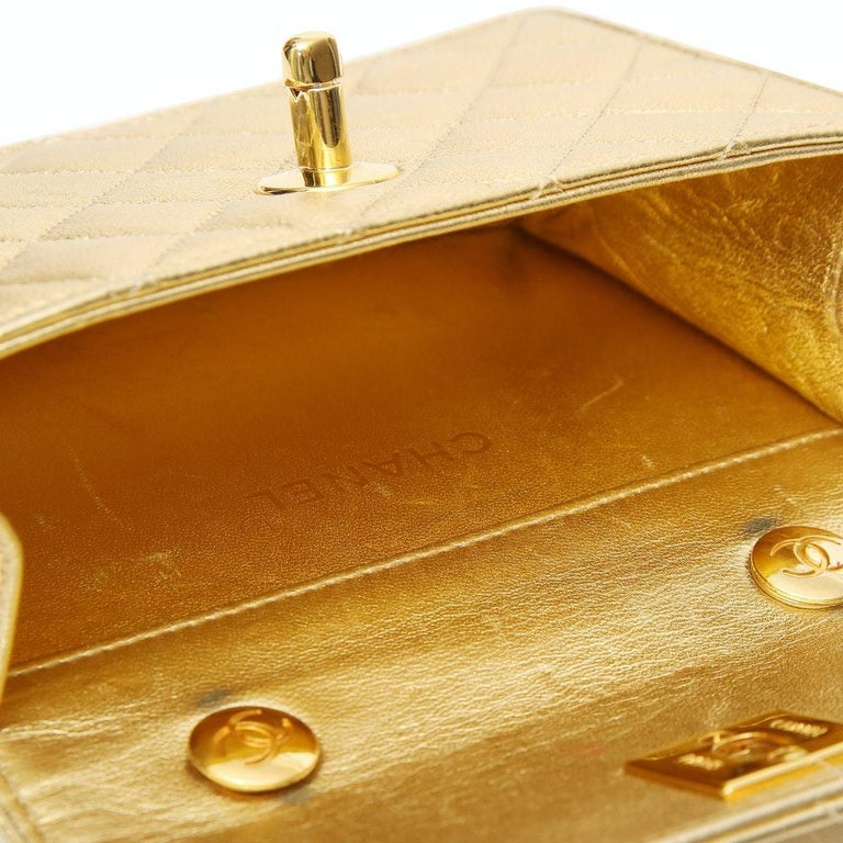 Chanel gold leather shoulder bag
Chanel vintage gold lambskin mini flap, slight signs of time
Measurements:
Width: 14 cm
Height: 10 cm
Depth: 3 cm