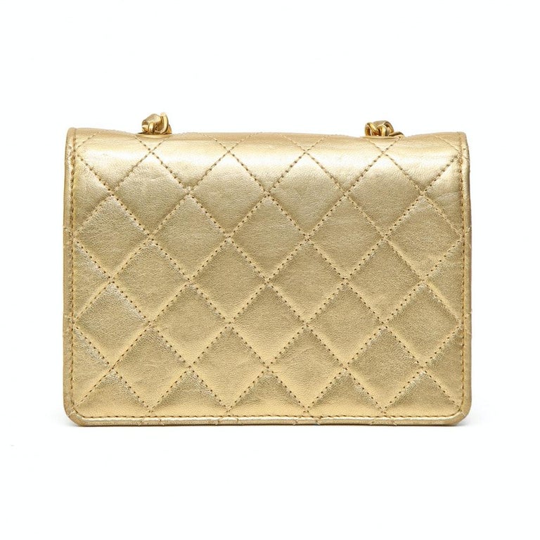 Women's or Men's Vintage Chanel gold leather shoulder bag For Sale