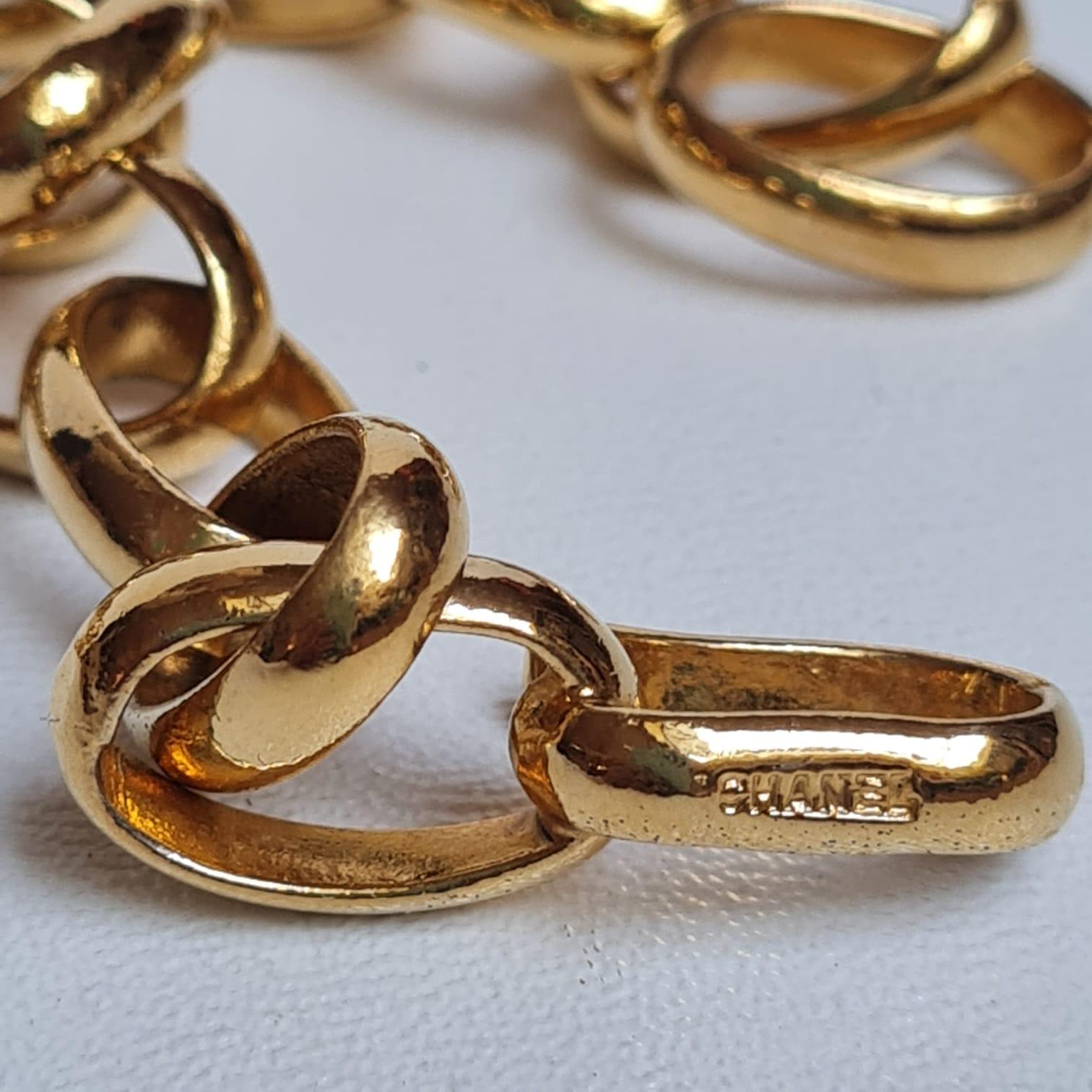 Vintage Chanel Gold Logo-Halskette mit Ausschnitt-Anhänger im Zustand „Gut“ im Angebot in Jakarta, Daerah Khusus Ibukota Jakarta